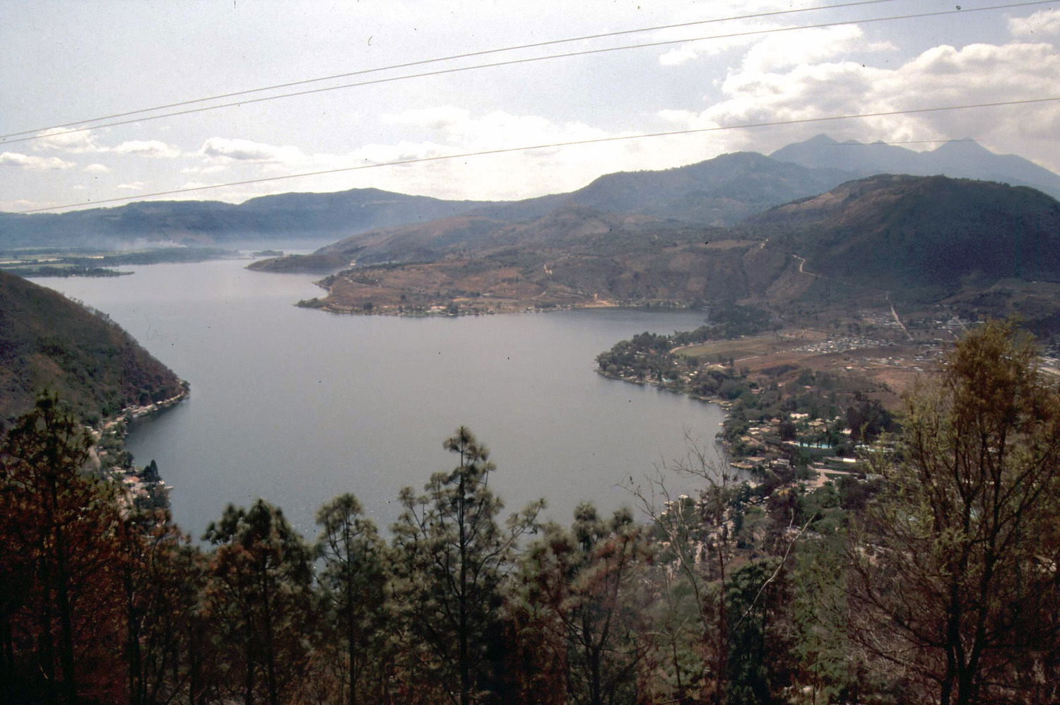 Amatitlansee,oben rechts Pacaya-Komplex