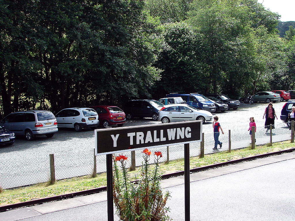Y Trallwng (Welshpool) station and its convenient car park