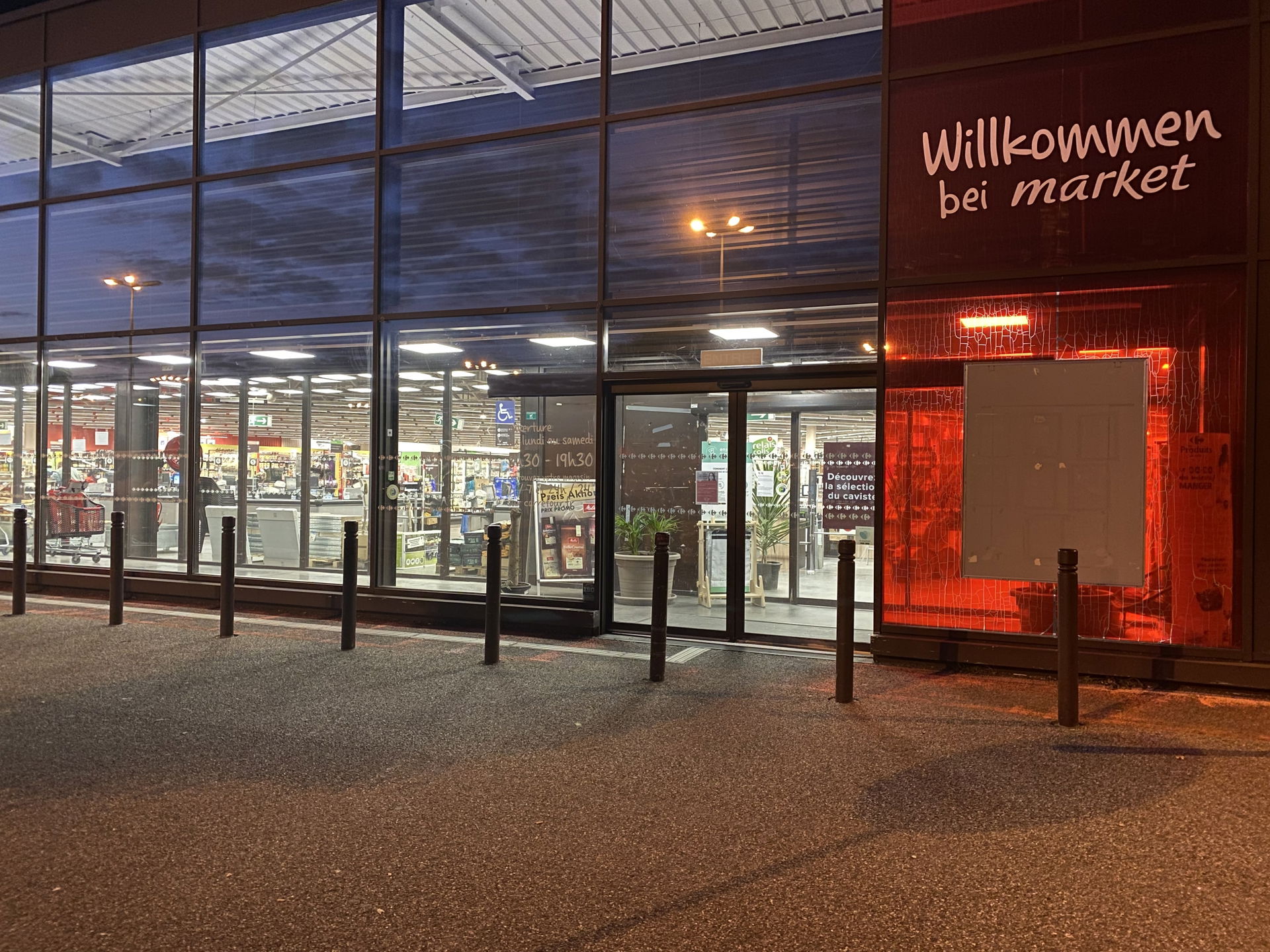 Der Haupteingang zu Carrefour in Scheibenhard