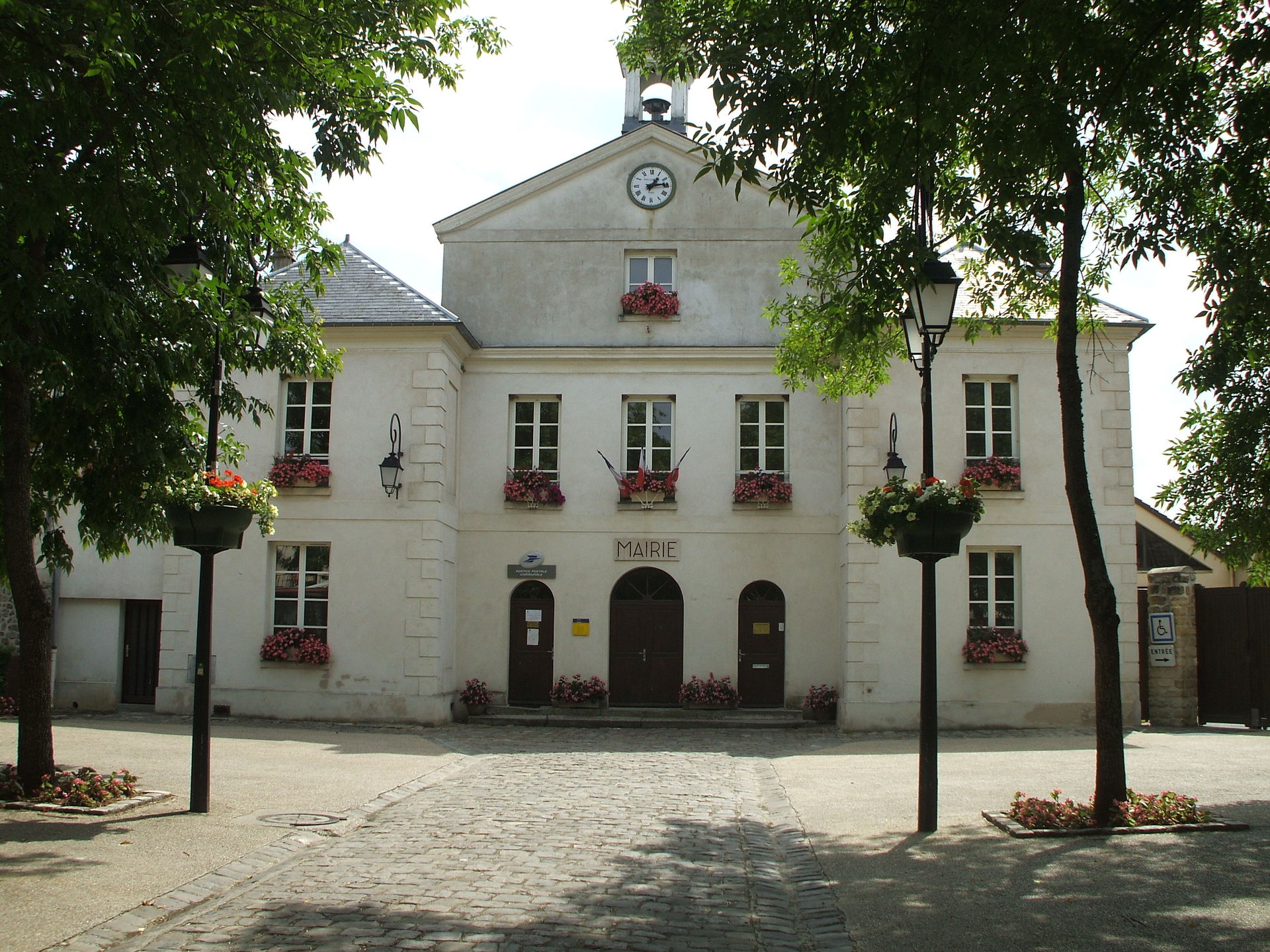 town hall of ennery