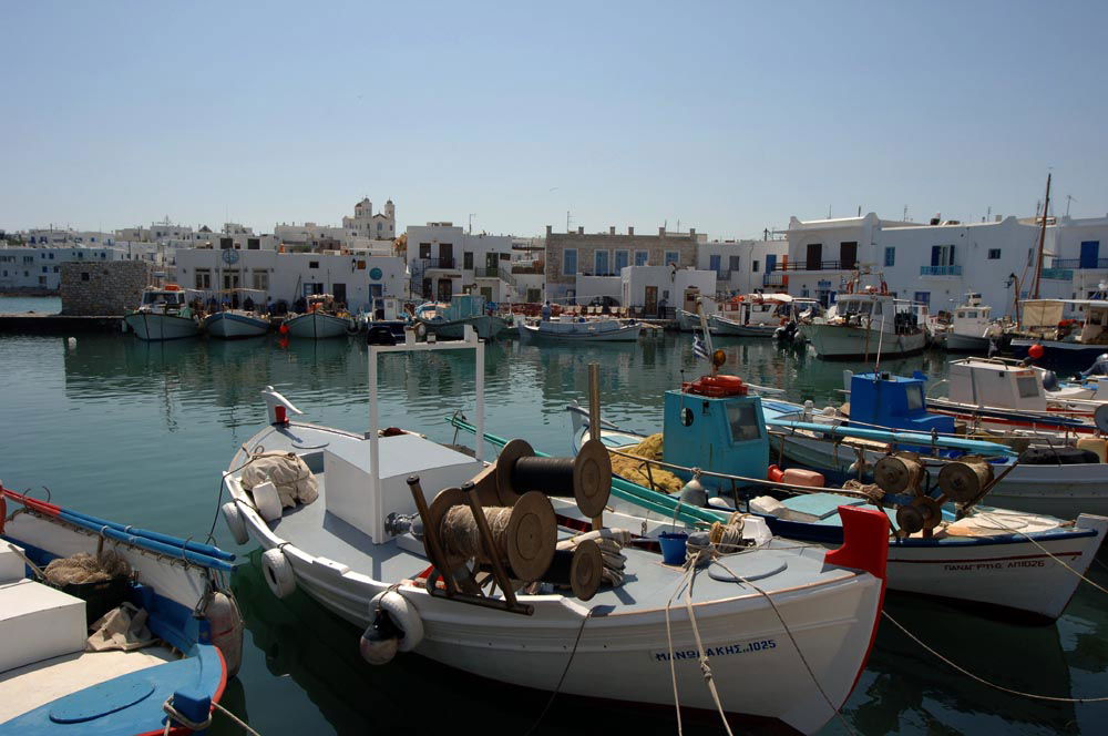 Blick über den alten Hafen von Naoussa mit seinen zahlreichen T…