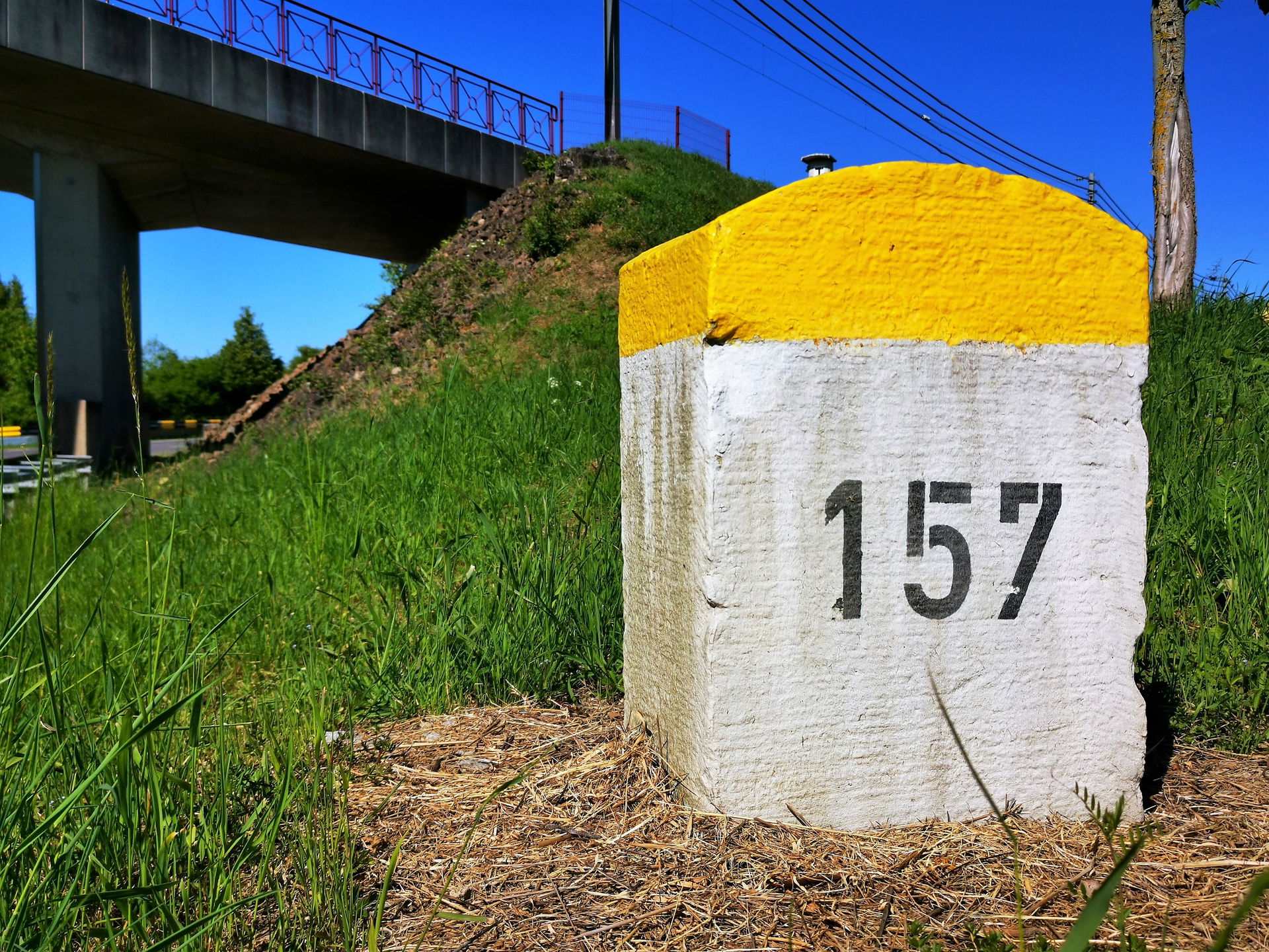 Borne kilométrique CR157 entre Alzingen et Roeser.