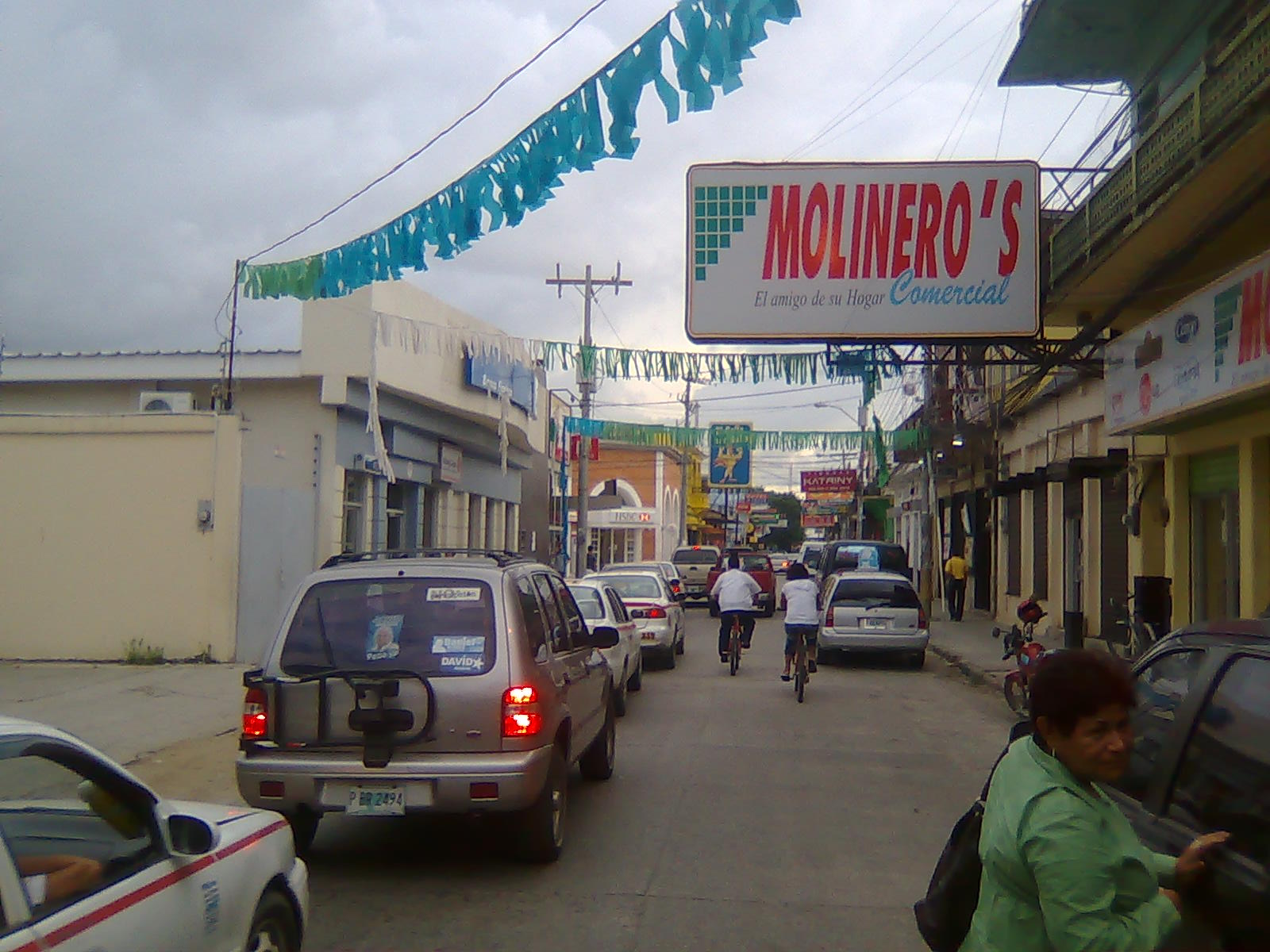 Al caer la tarde en la calle principal de Tela, Honduras