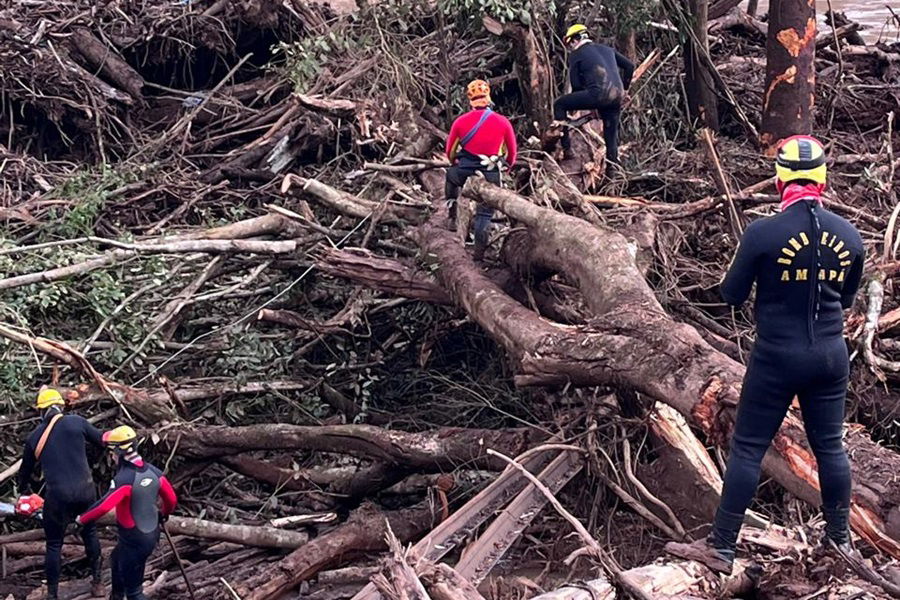 Militares do Corpo de Bombeiros do Amapá atuam na busca de víti…
