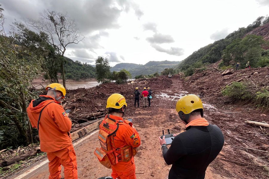 Militares do Corpo de Bombeiros do Amapá atuam na busca de víti…