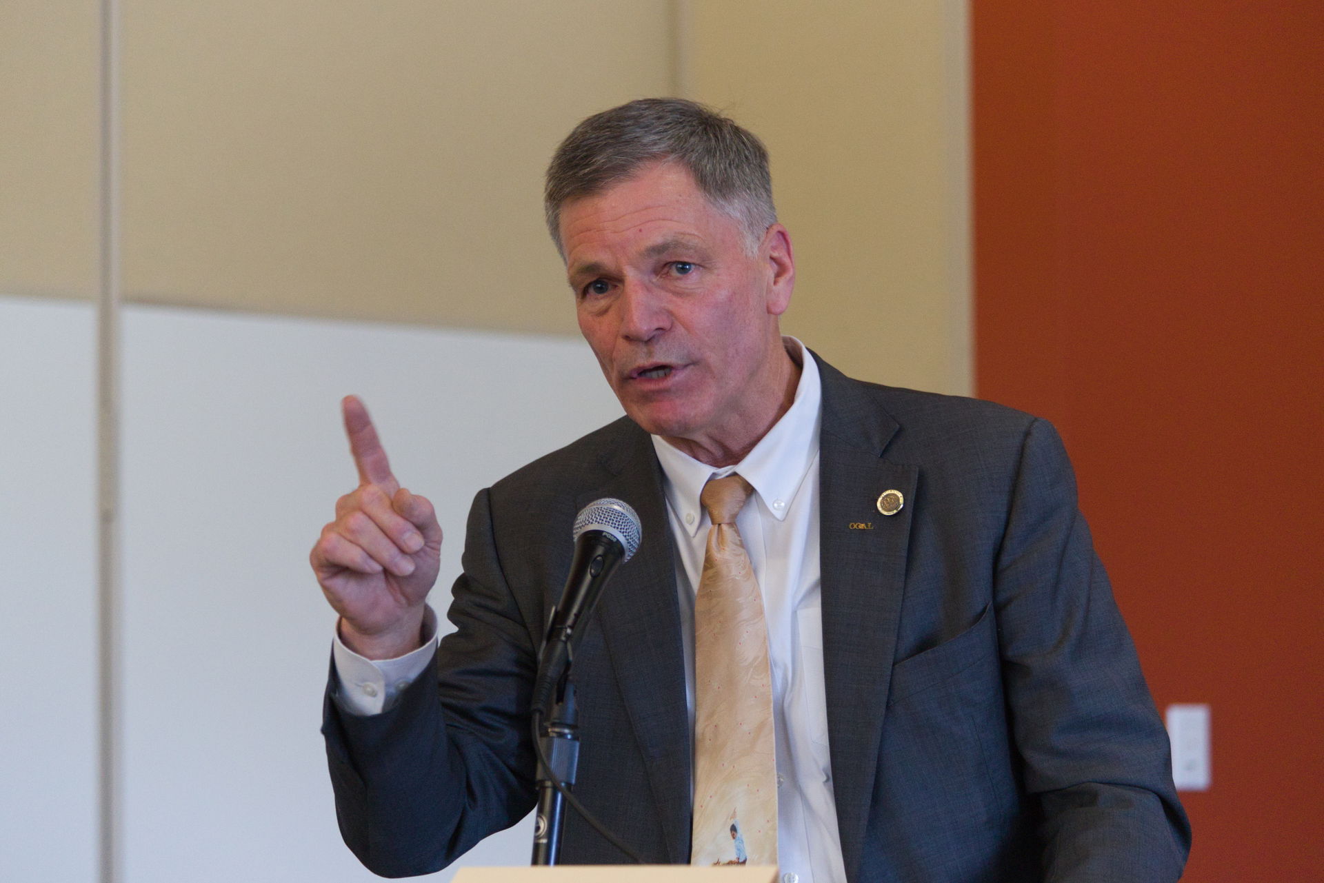 Mark Gordon speaks at a town hall at the Gillette College Techn…
