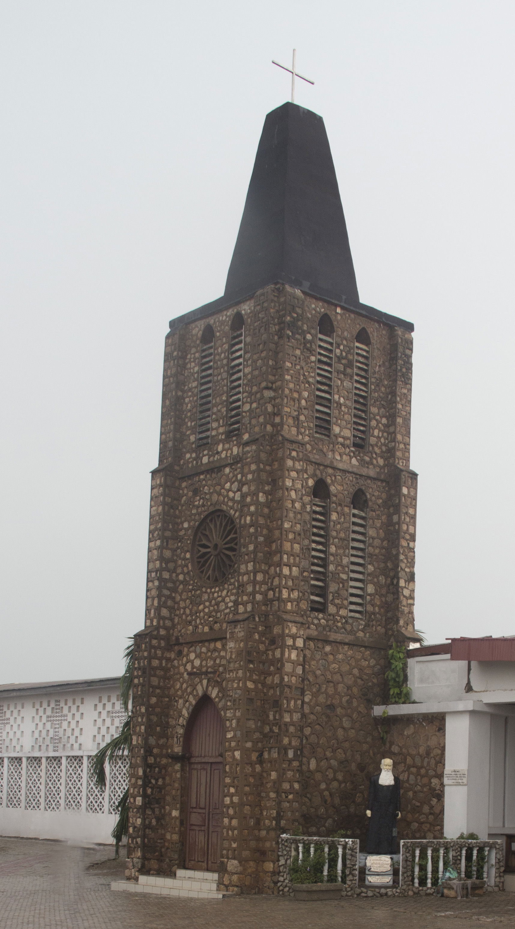 Le clocher de la mission catholique d'Adzopé
