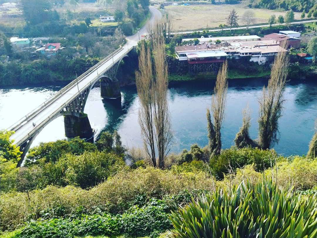 puente sobre rio bueno desde lado ciudad cerca fuerte