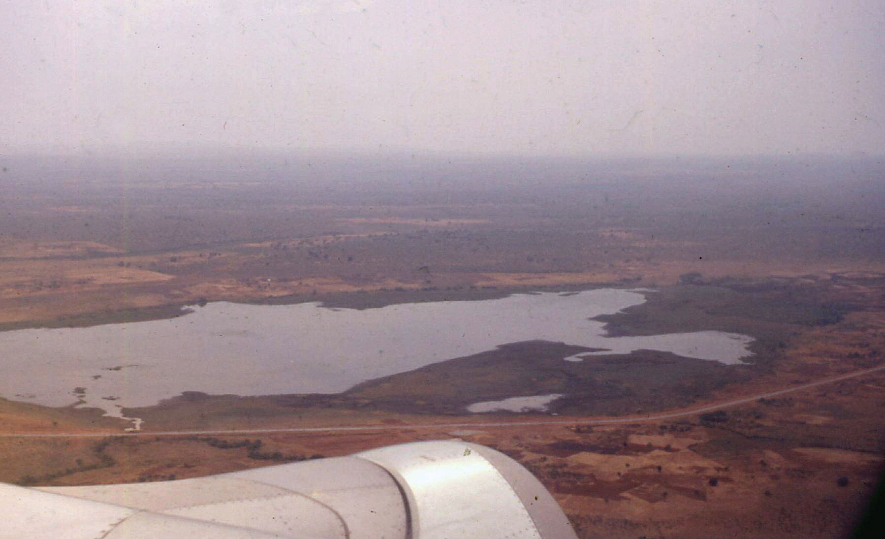 Vue aérienne de Ngaoundéré après le décollage, en mars 1973