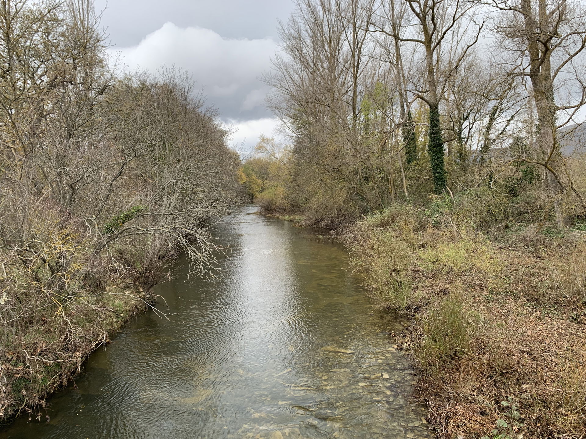 Río Bayas y al pie de la sierra de Badaya desde el puente del m…