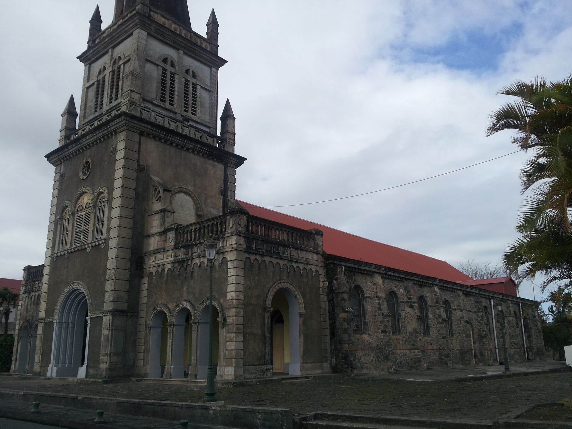 Côté de l'église Notre-Dame de la Délivrande du Morne-Rouge