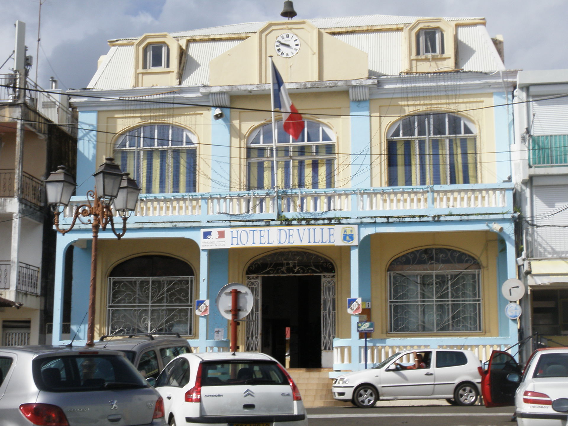 Façade sur rue de la mairie de la commune Le Robert (Martinique…