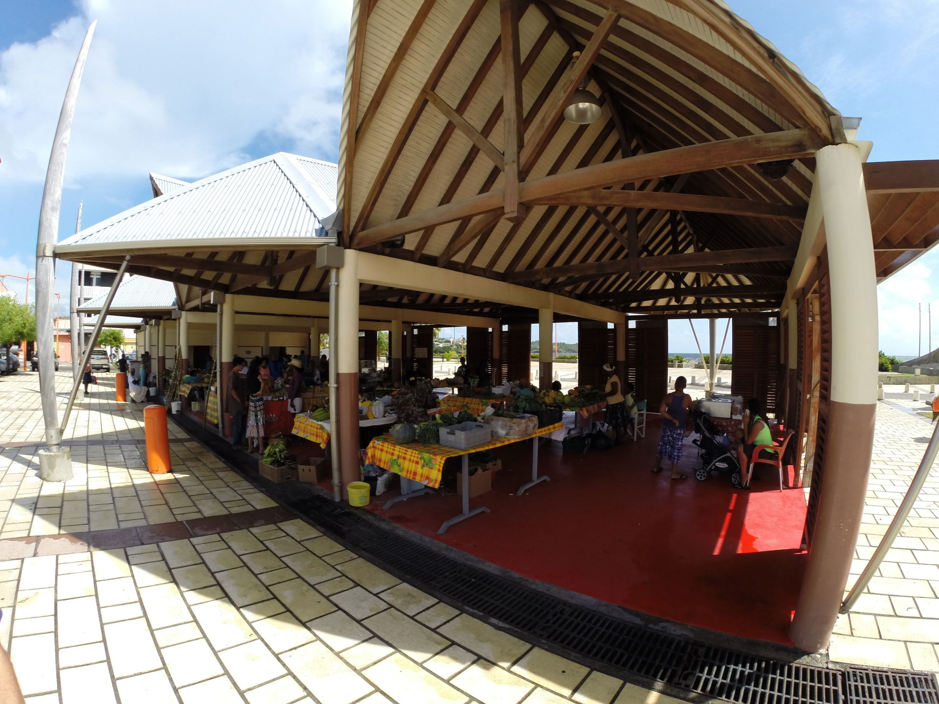 Photo du marché aux fruits et légumes du Vauclin (Martinique). …