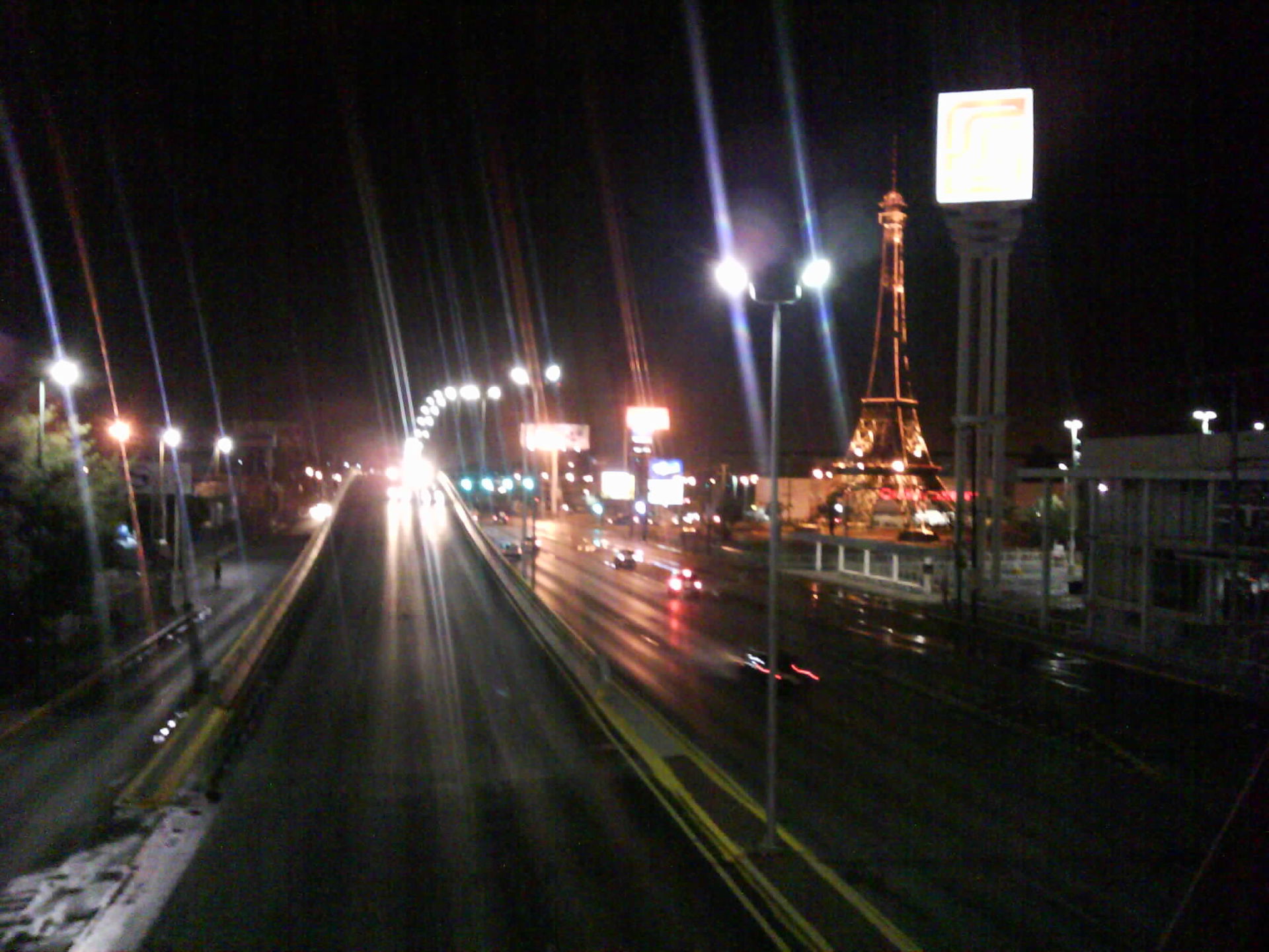 Vista nocturna del puente D1 y la torre eiffel en Gomez Palacio…