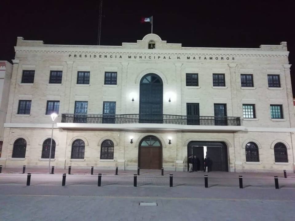 Picture of the Matamoros City Hall during the evening.