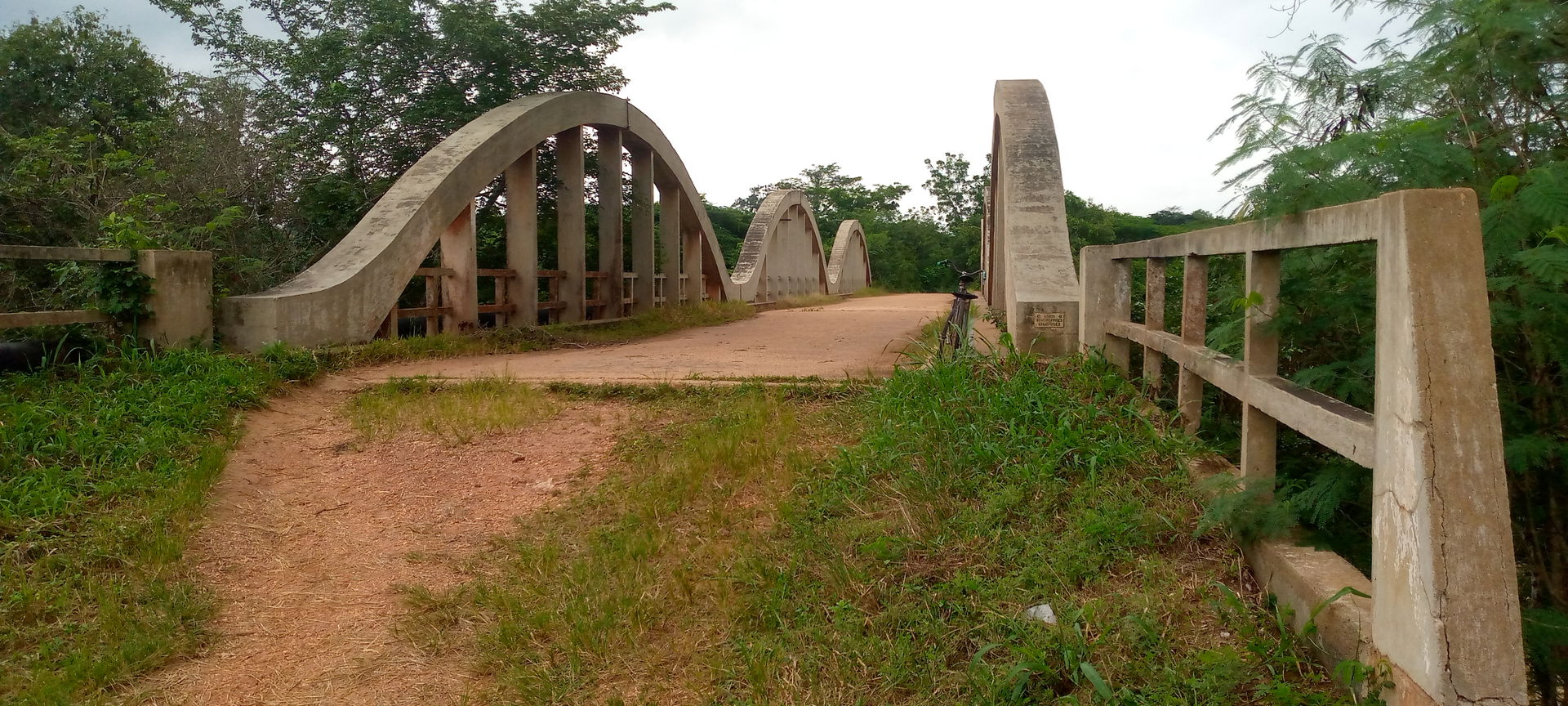Ancien pont coloniale sur le Fleuve N'ZI reliant dimbokro à bon…