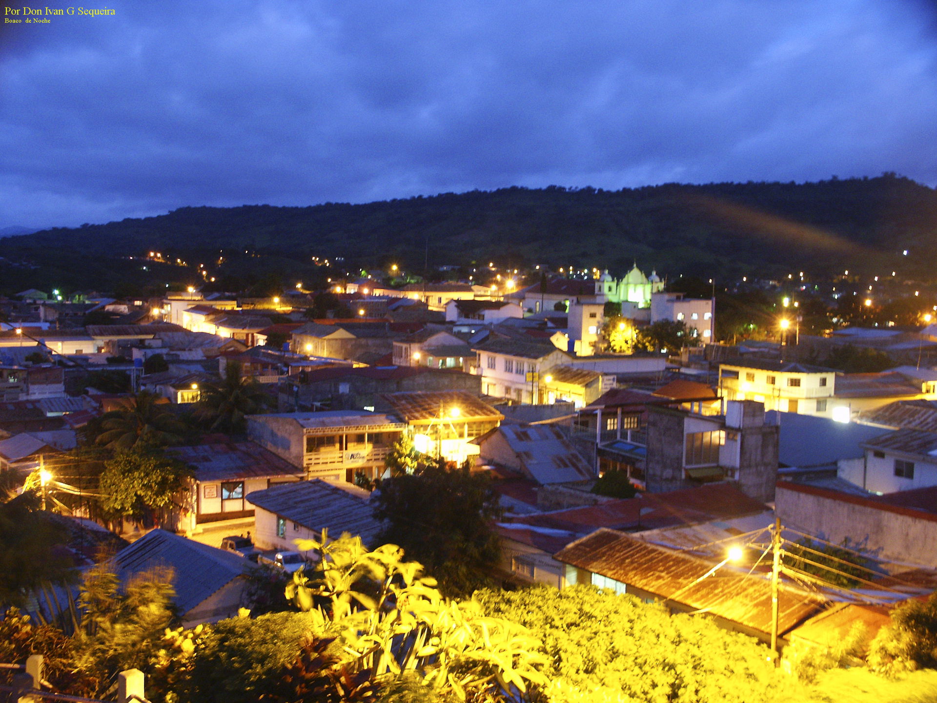 Boaco at night.