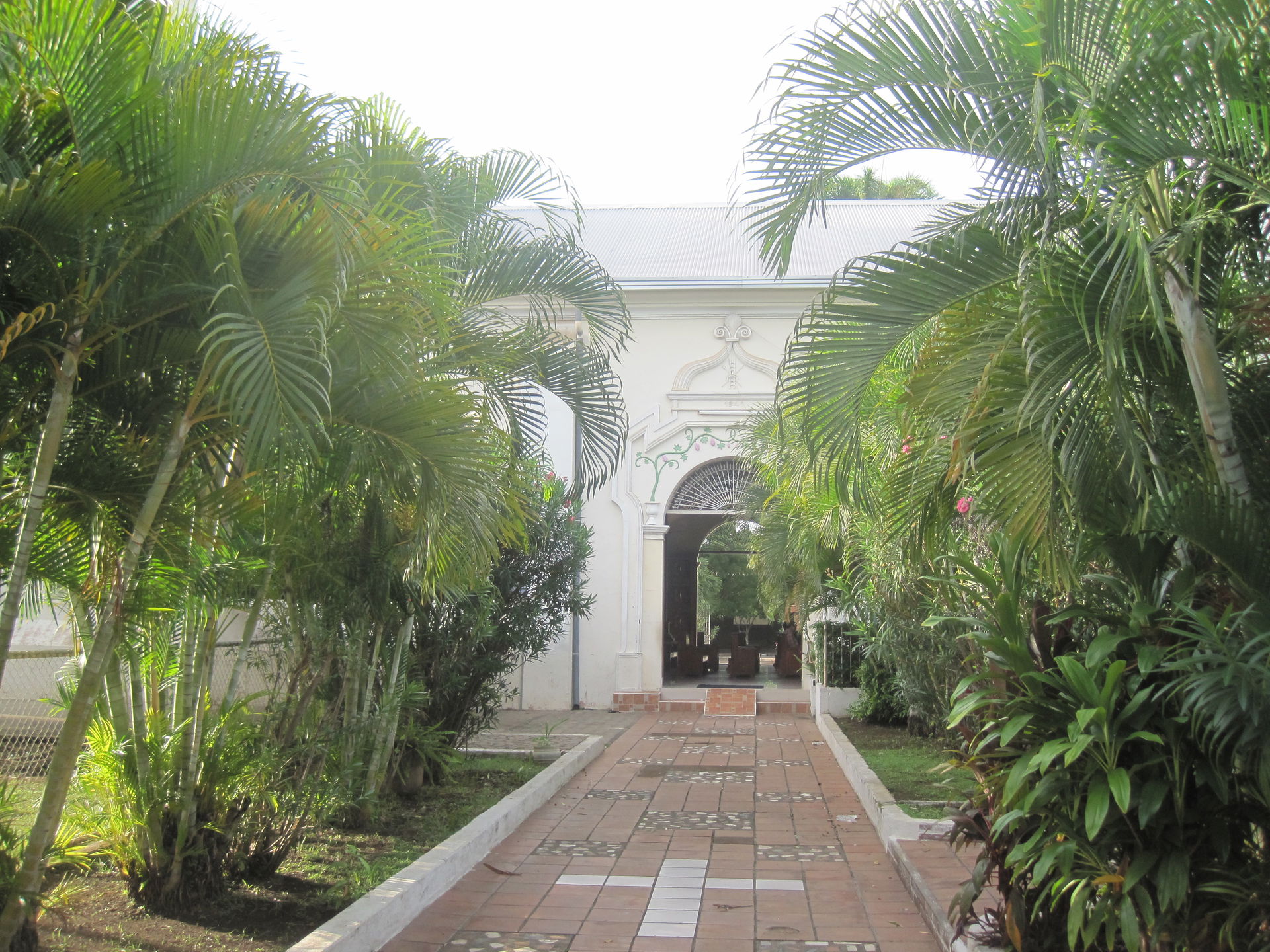 La entrada sur de la Parroquia Dulce Nombre de Jesús, El Calvar…