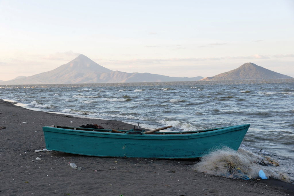 Mirador de Mateare con un barco de pesca en la playa del Lago X…
