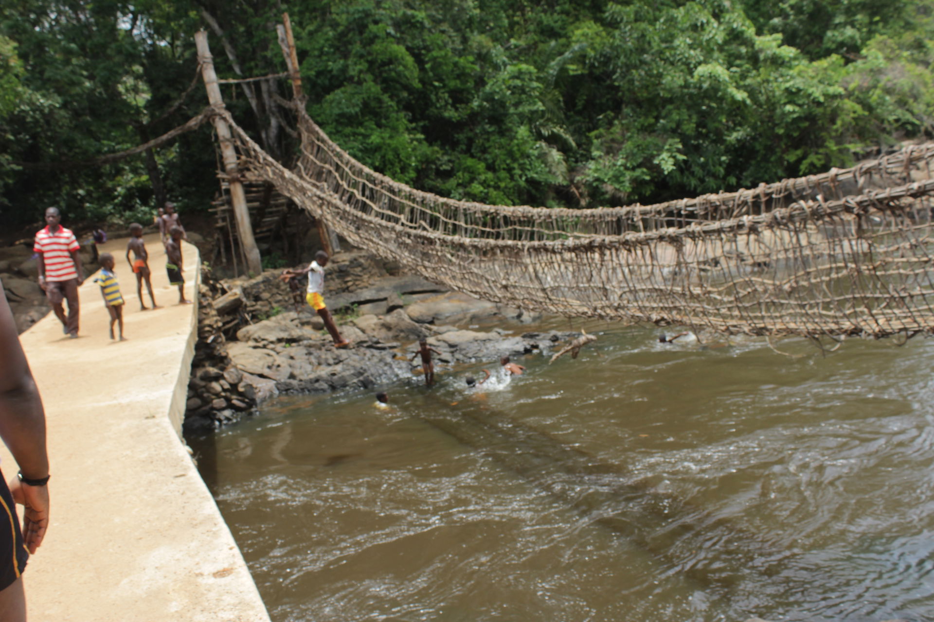 Le pont de lianes du village de Lieupleu, localité située à 25k…