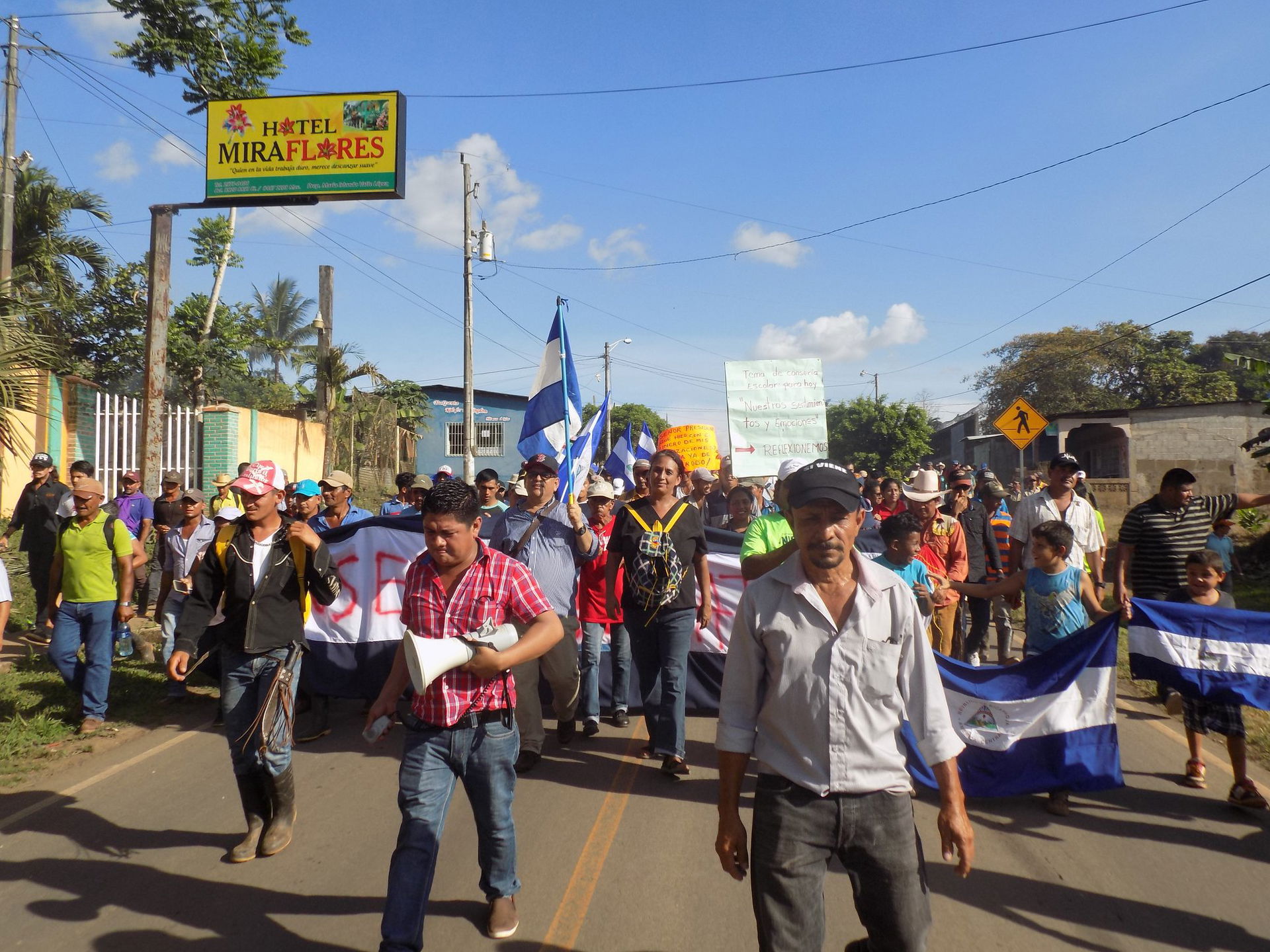 Marsch auf der Ausfallstraße Nueva Guineas Richtung Managua mit…