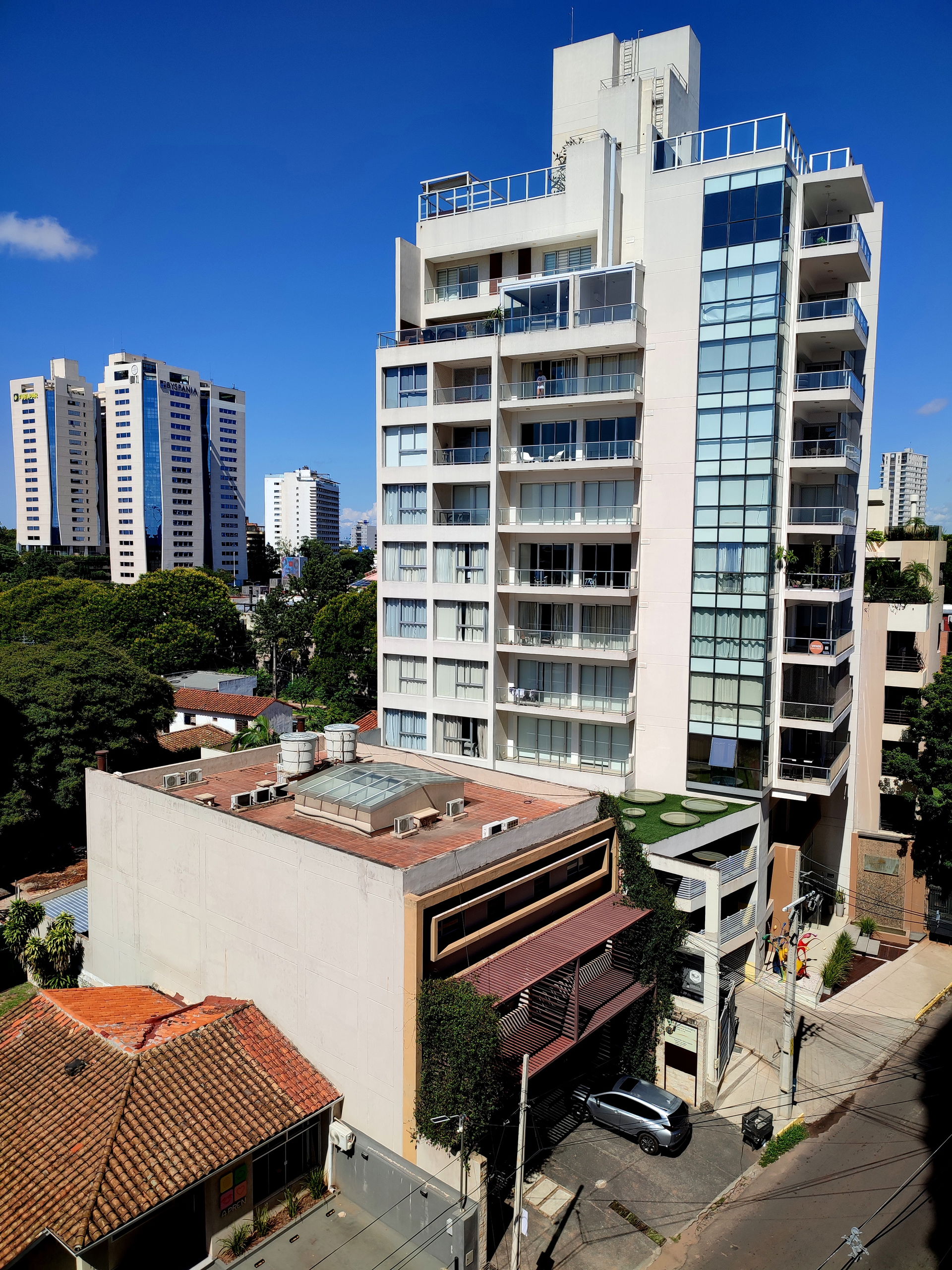 Apartment building in Las Lomas neighborhood