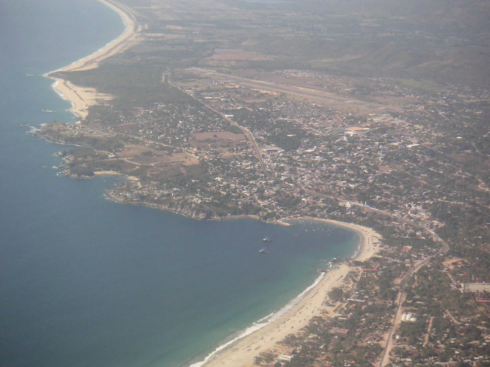 Puerto Escondido mit seinen Stränden. Unten der bekannte Surf-S…