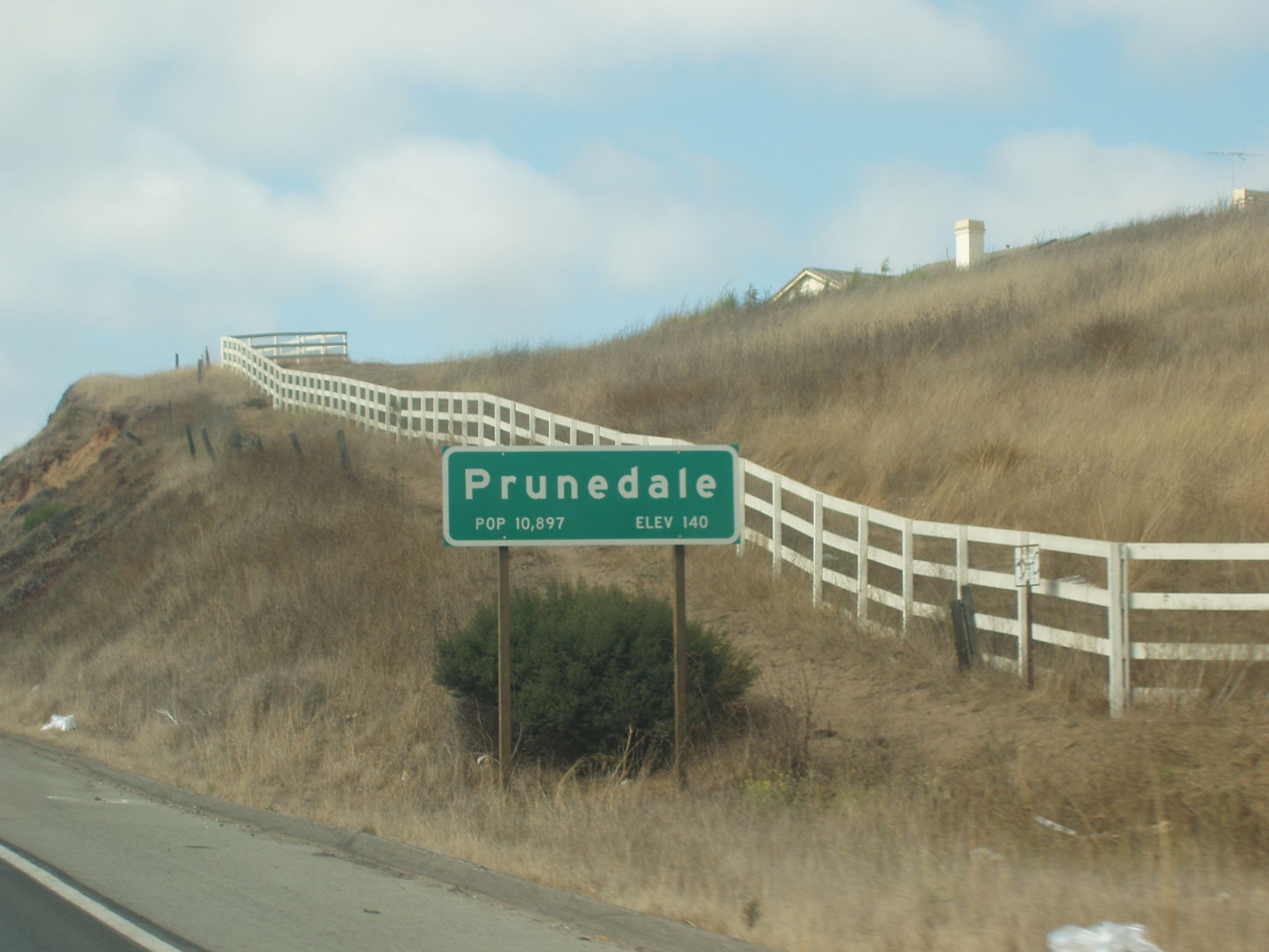 Population sign for Prunedale, California heading North on high…