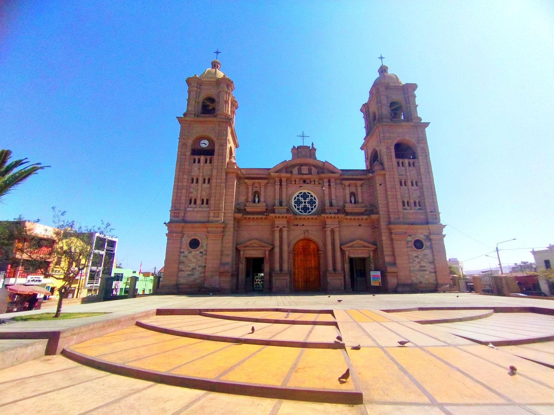 Vista frontal de la Catedral de Nuestra Señora del Rosario de T…