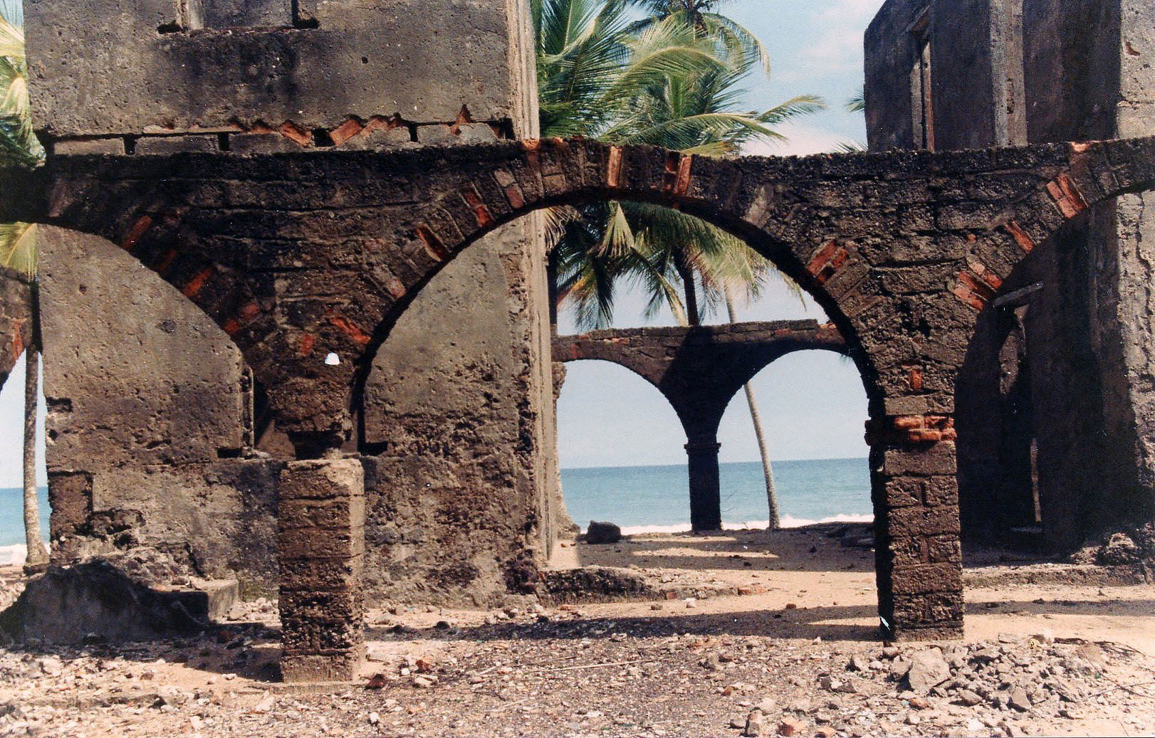Arches à Jacqueville en Côte d'Ivoire dans les années 1990