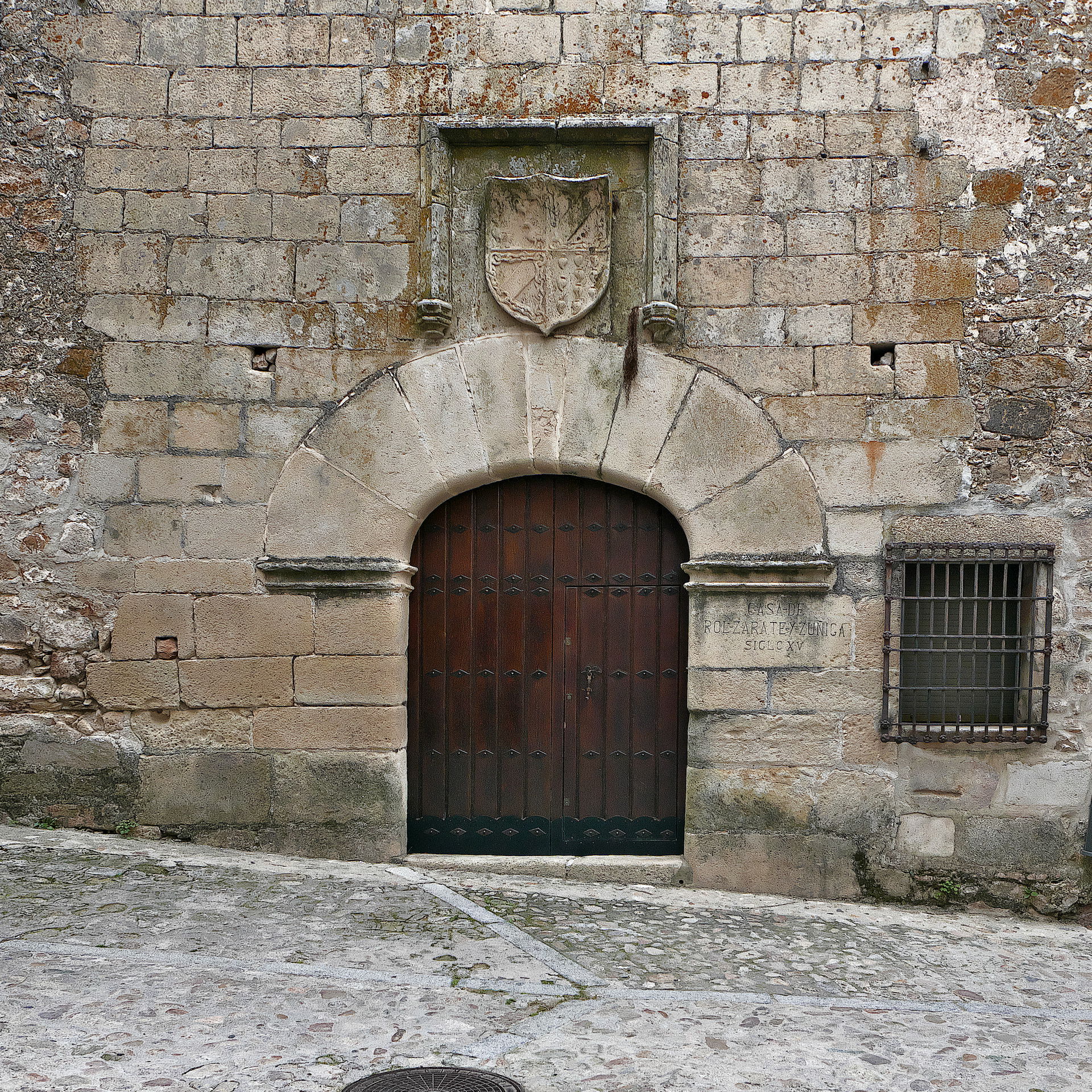Fachada de una casa solariega de Trujillo (España), finales del…