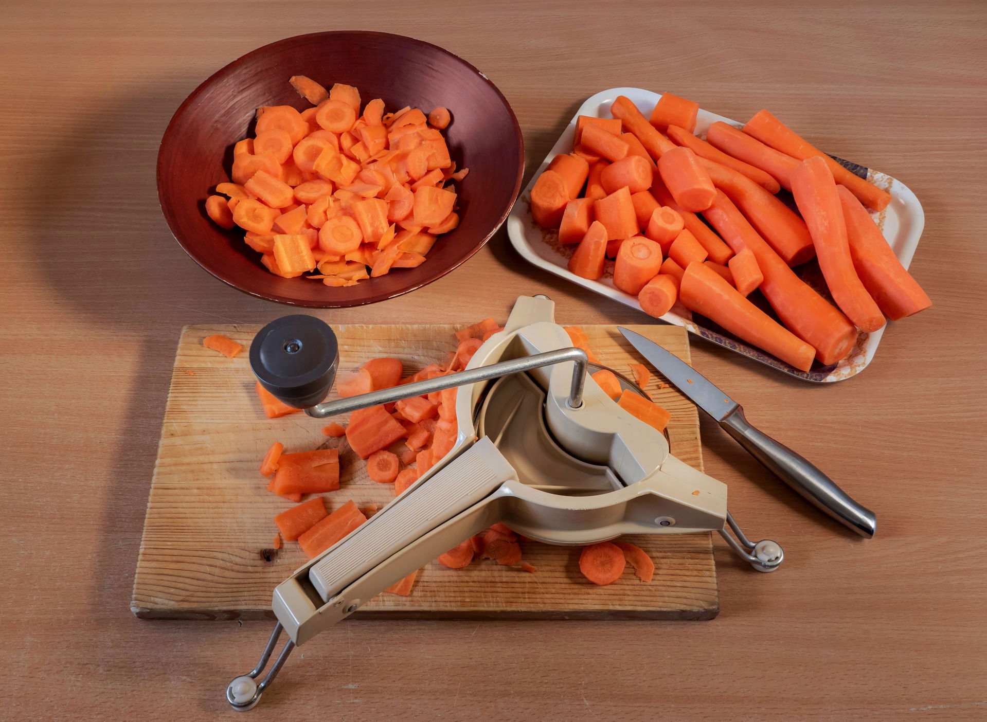 Preparing and slicing peeled carrots using a Moulinex hand-cran…
