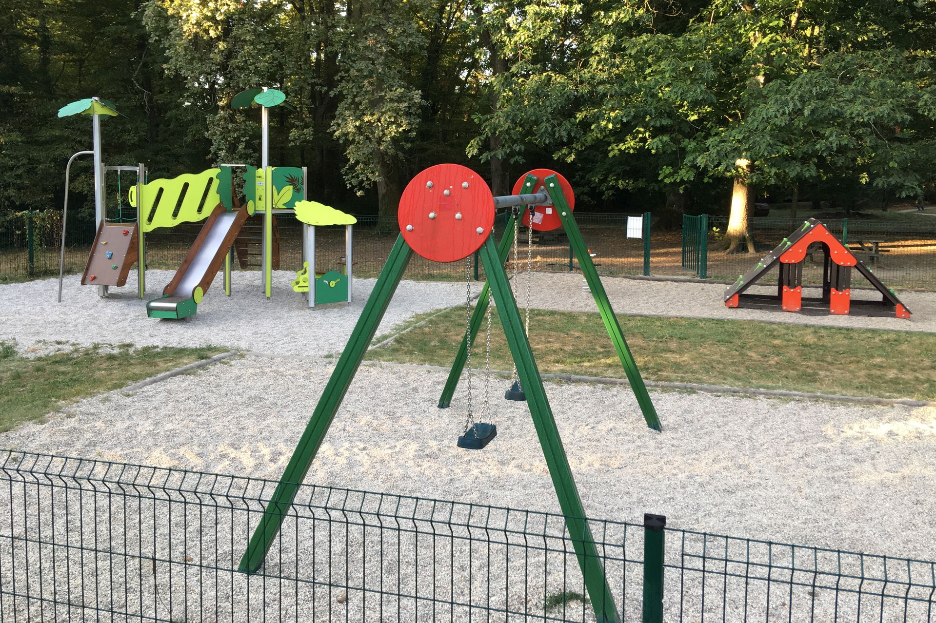 On-site photo of the playground at Parc de Tenet in Mérignac (F…
