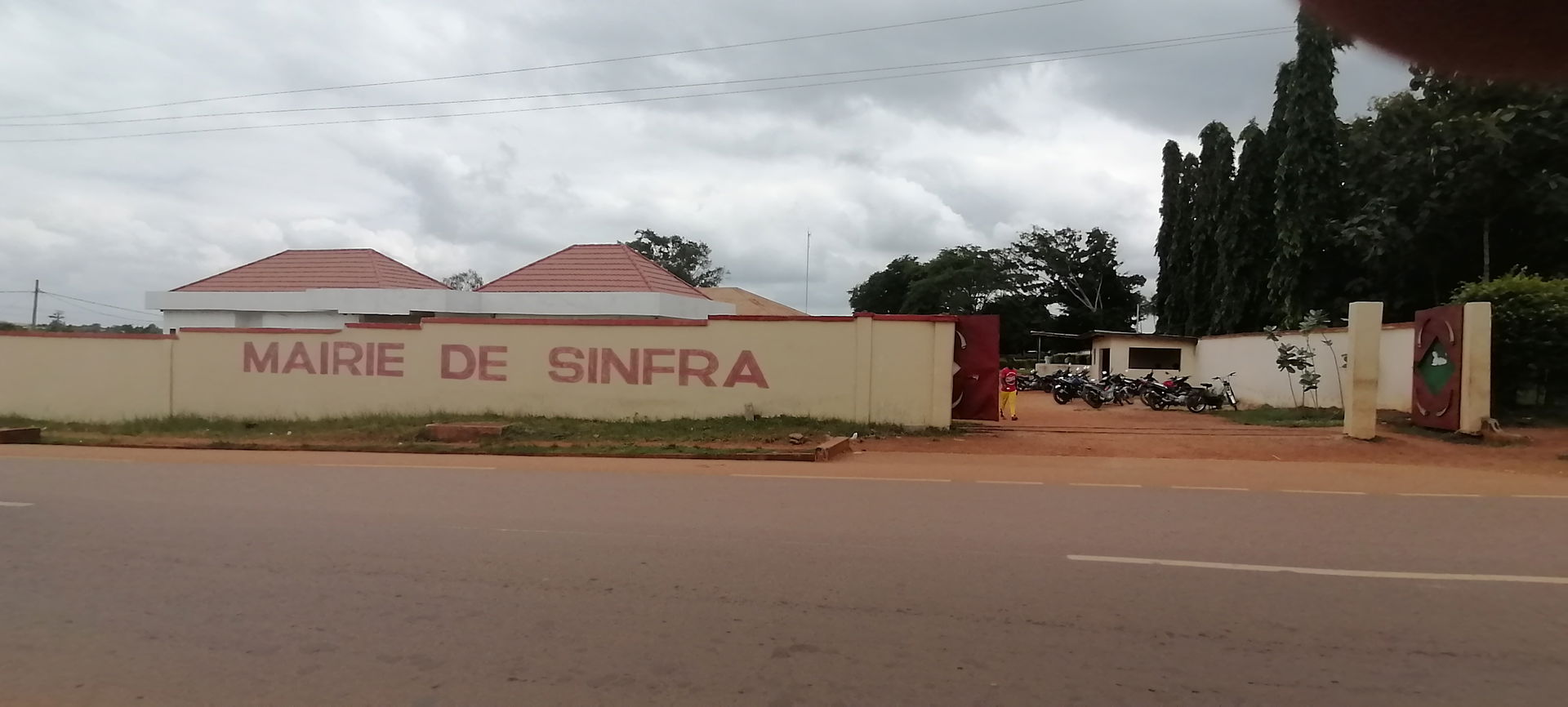 vue de face d'une image d'entrée de la maire de Sinfra