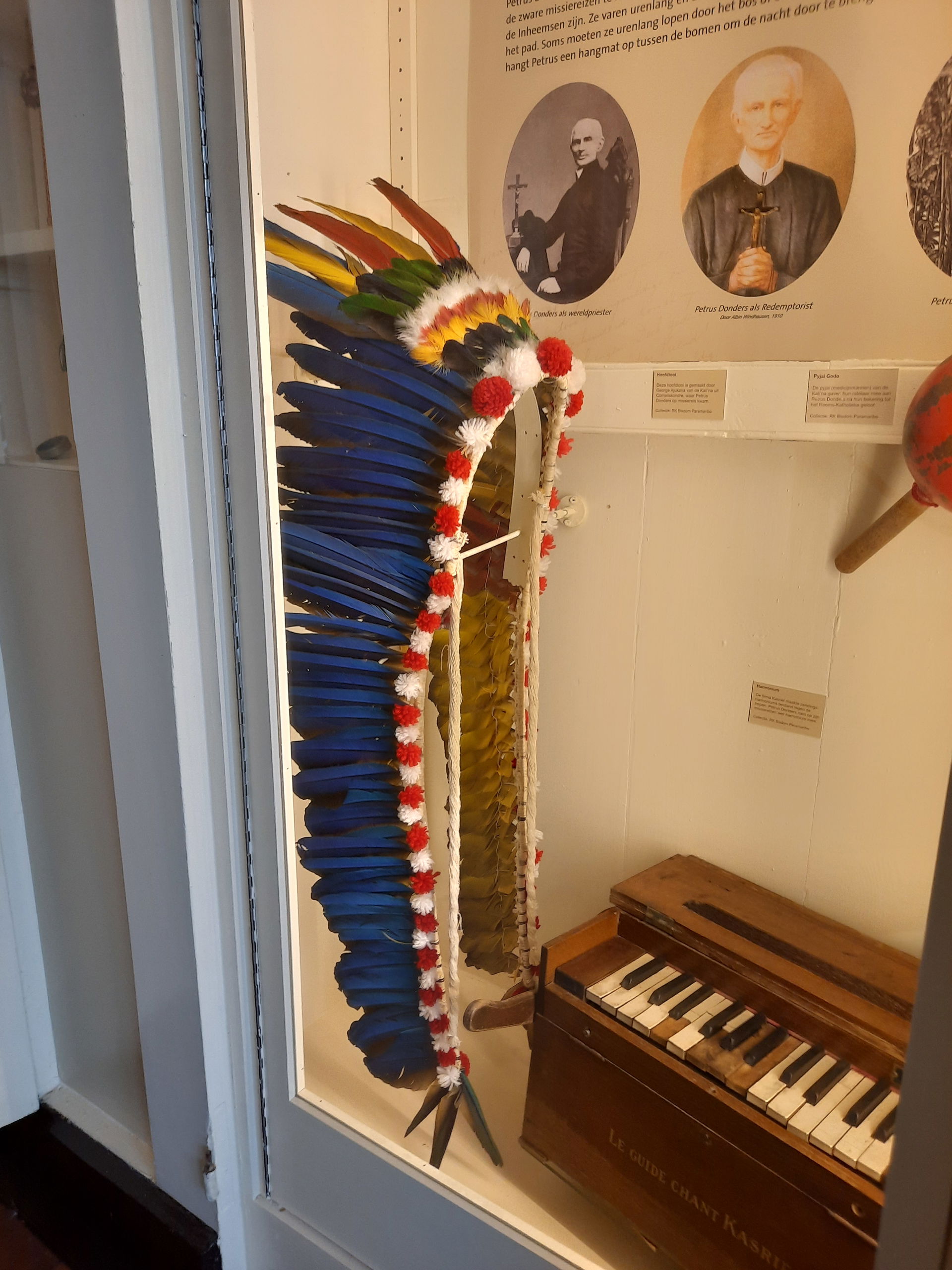 Kerkelijk Museum, Hoofdtooi, gemaakt door George Ajukana van de…