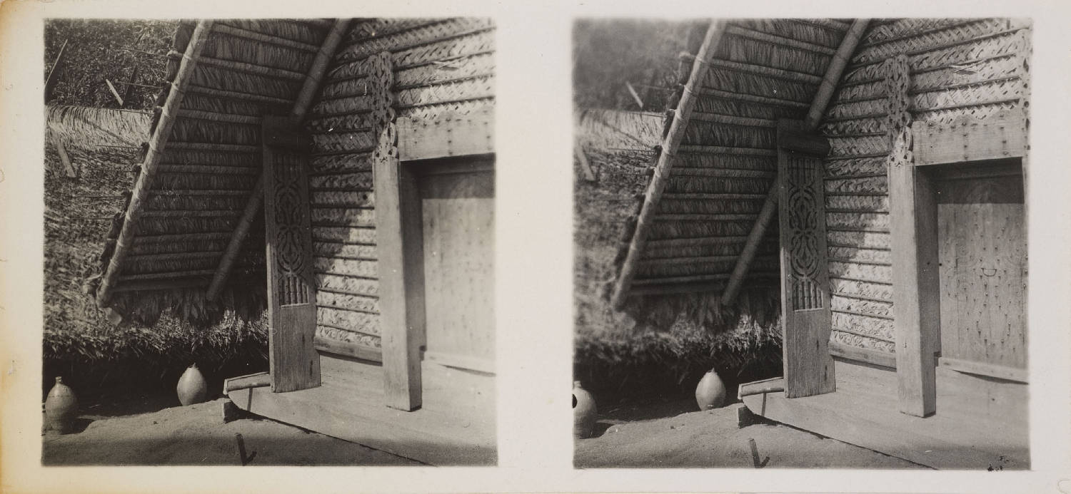 Stereofoto'Ingang van een woning in Godo'1926Afmetingen: 6 x 13…