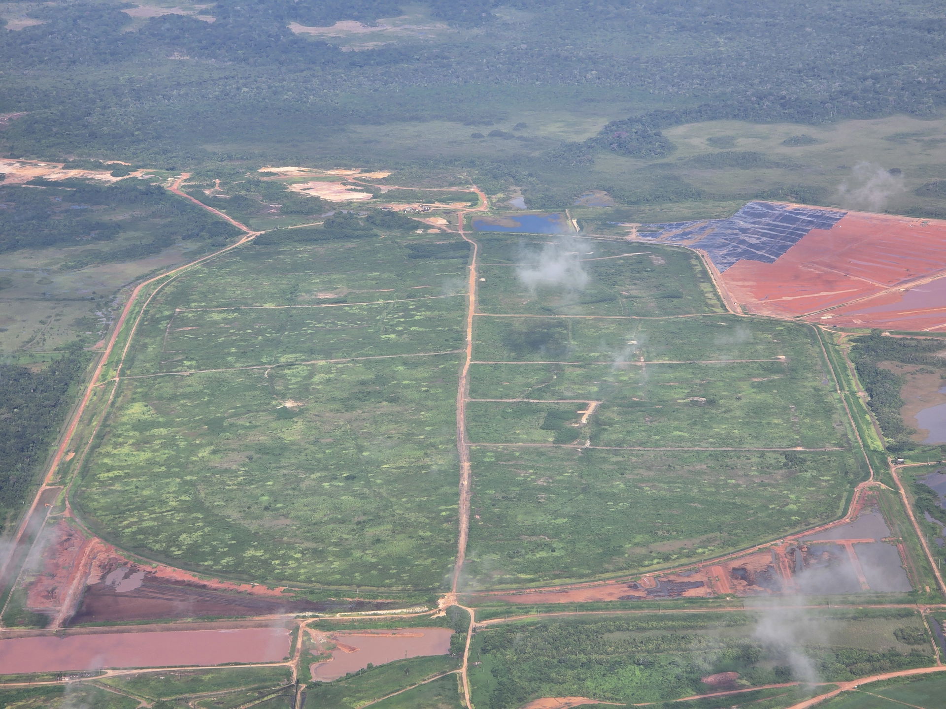 Bauxite mud pits van de bauxietraffinaderij van Suralco/Alcoa t…
