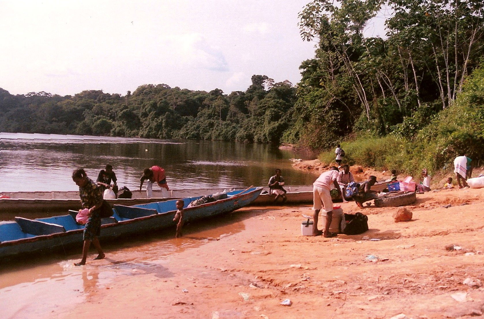 De landingsplaats Atjoni bij nl:Pokigron in Suriname. Eigen opn…