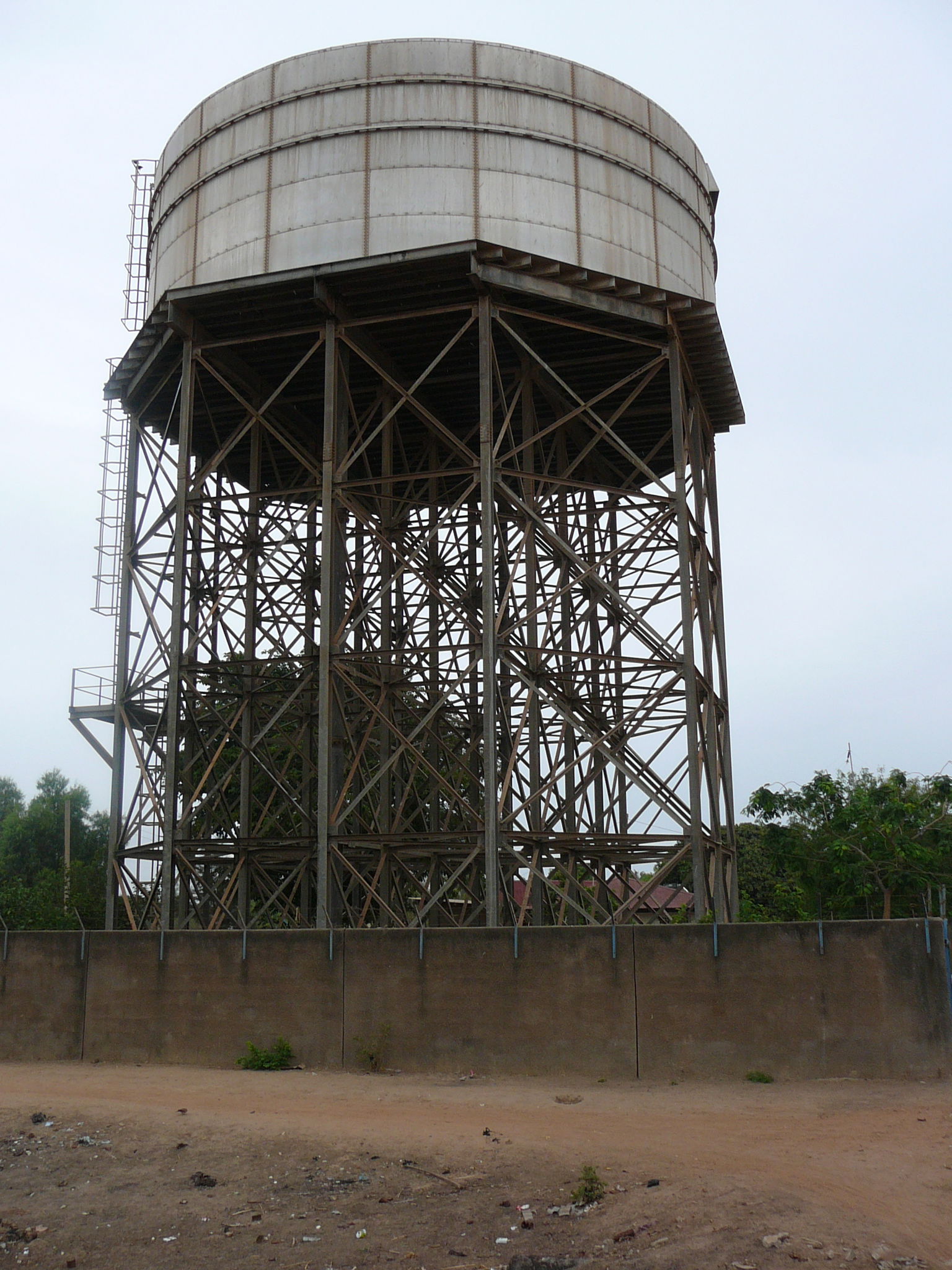 Wasserturm in Bakoteh/Serekunda, Gambia