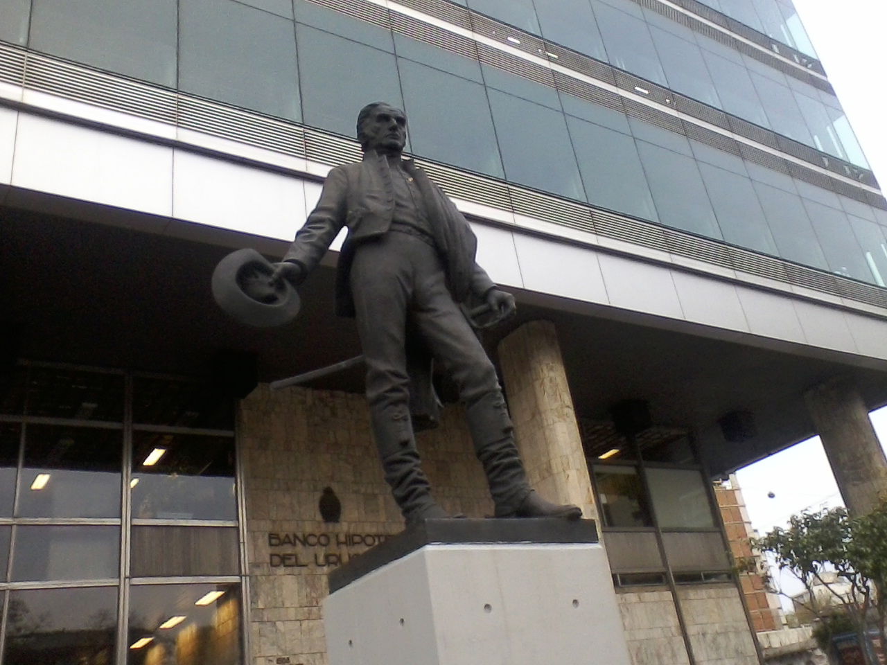 Monumento a José Gervasio Artigas frente al Banco Hipotecario d…