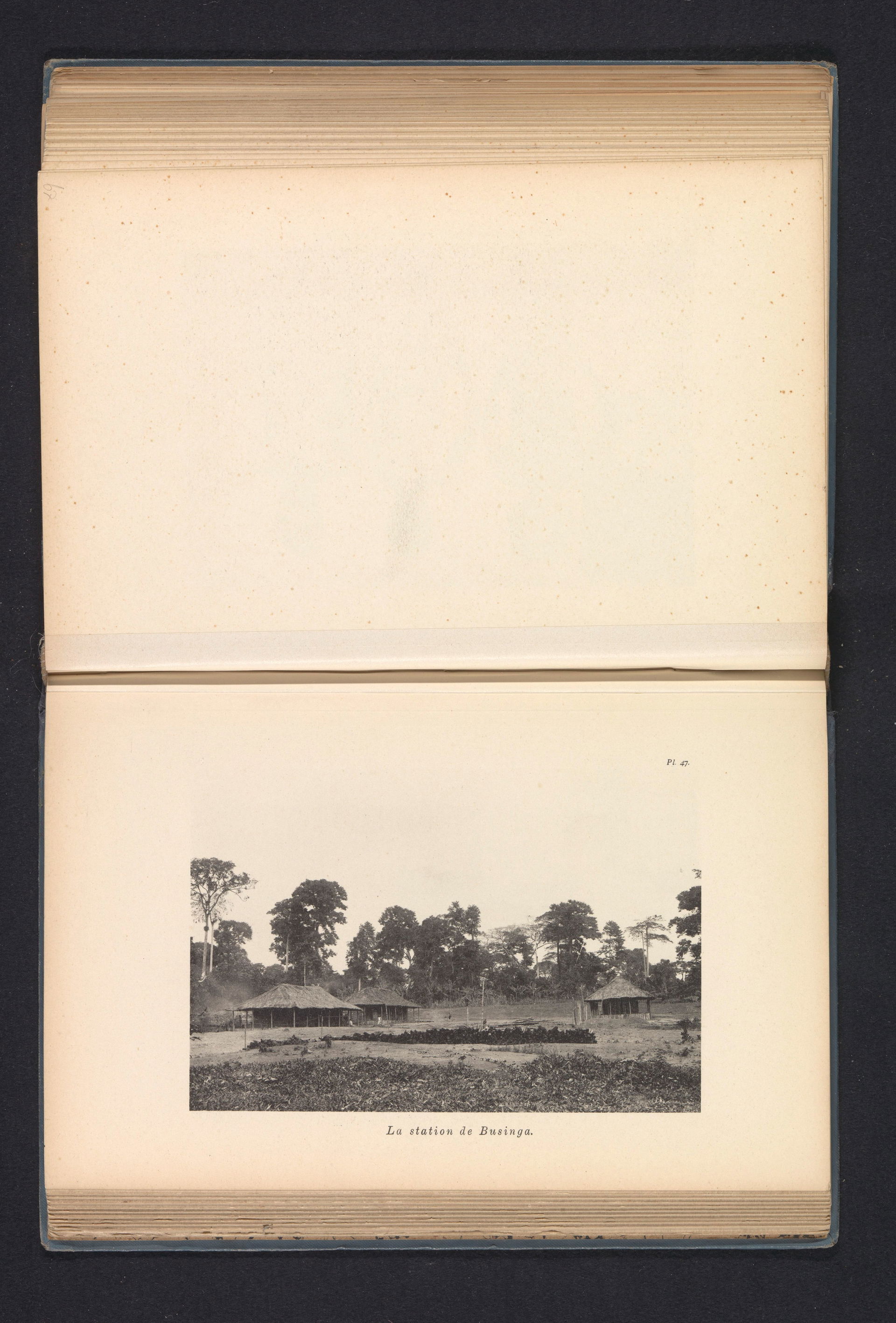 IdentificatieTitel(s): Exterieur van het stationsgebouw te Busi…