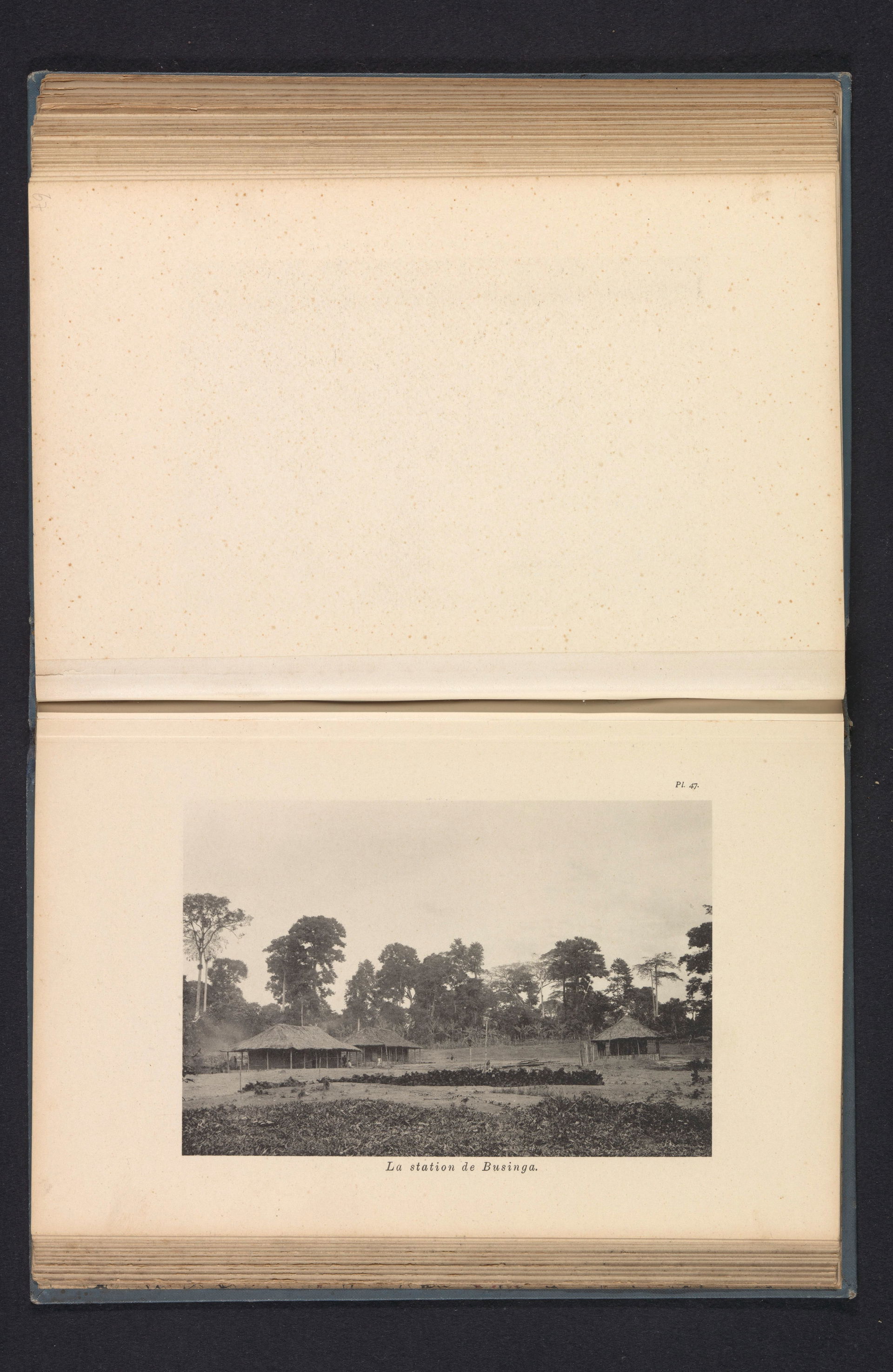 IdentificatieTitel(s): Exterieur van het stationsgebouw te Busi…