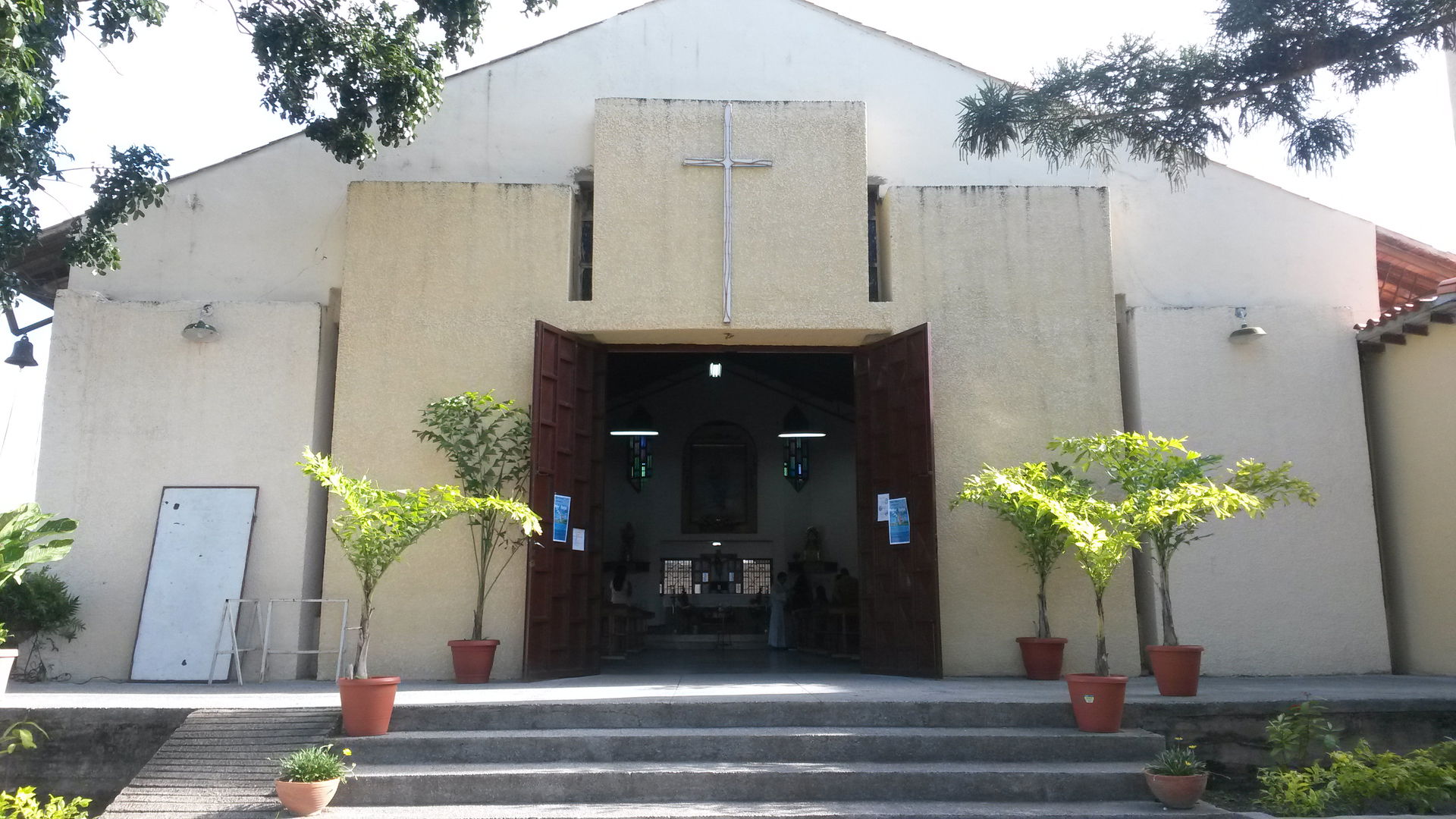 Fachada principal de la iglesia