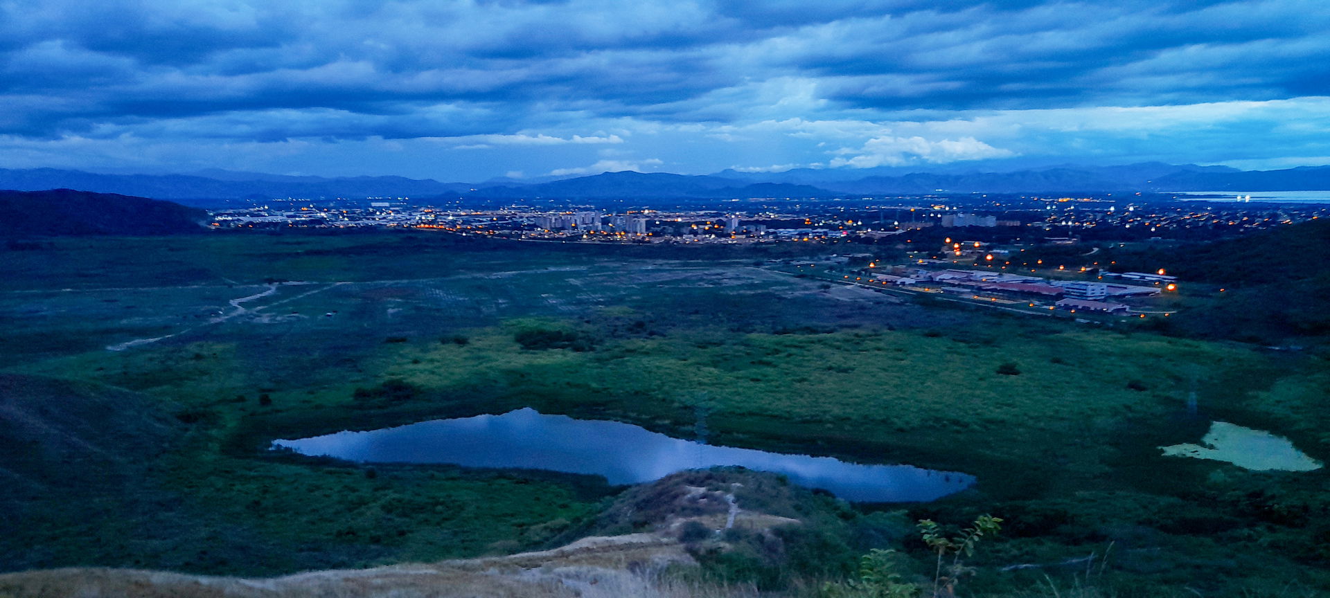 Maracay vista desde sendero que prolonga la calle Miranda del b…