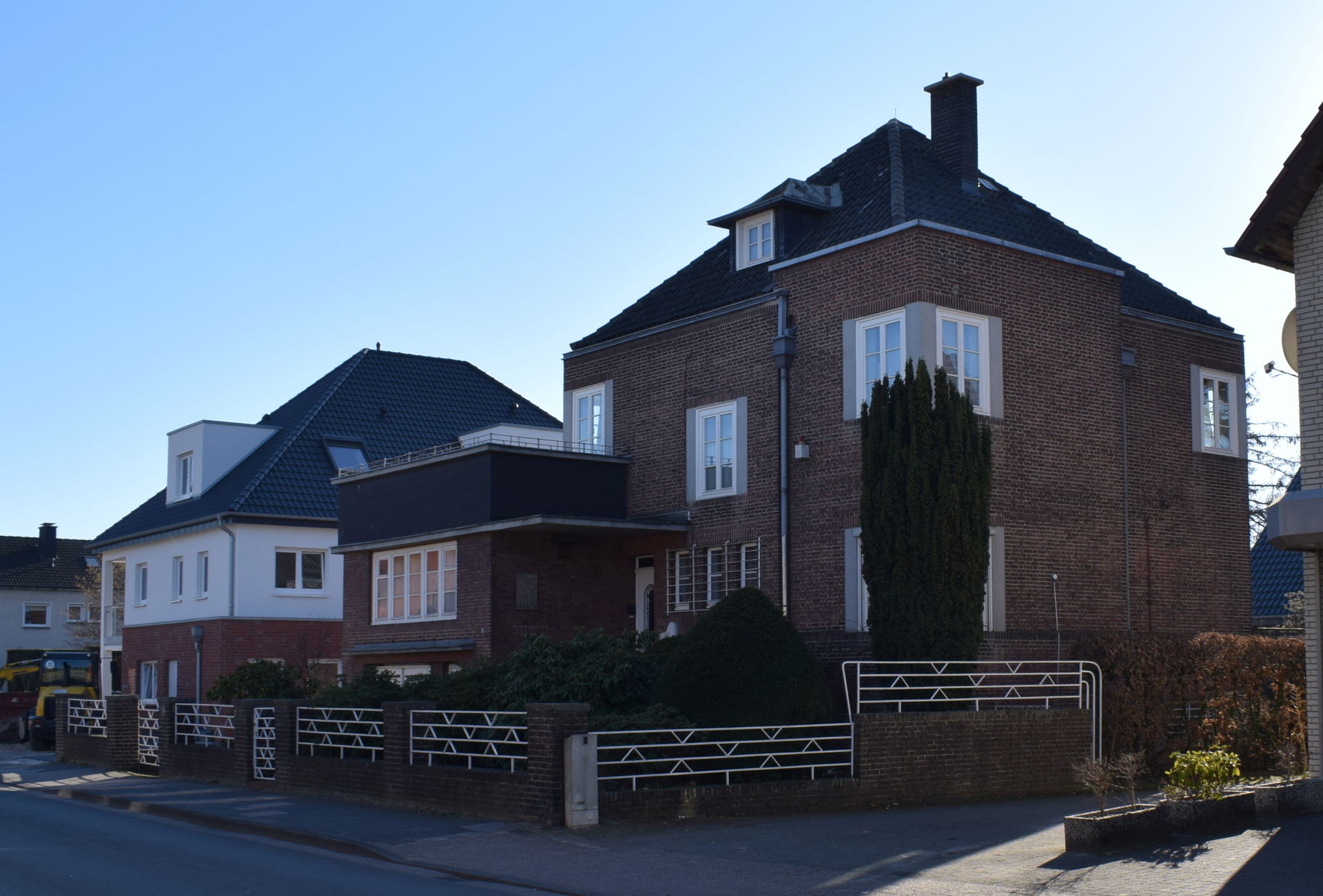 Wohnhaus und Einfriedung in Friedrichsdorf, Paderborner Straße …
