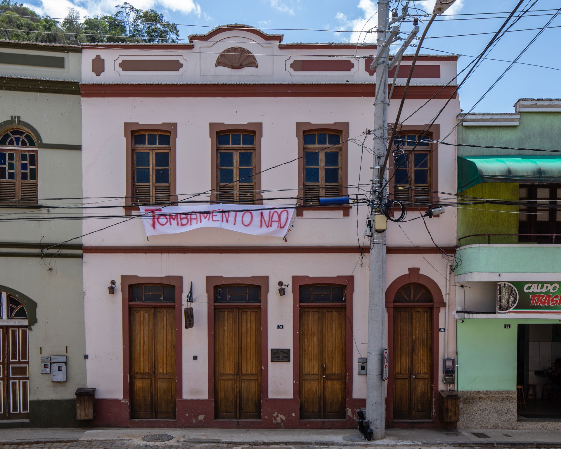 Banner: "Tombamento não". Rua Coronel Bonfim Júnior, Santa Tere…