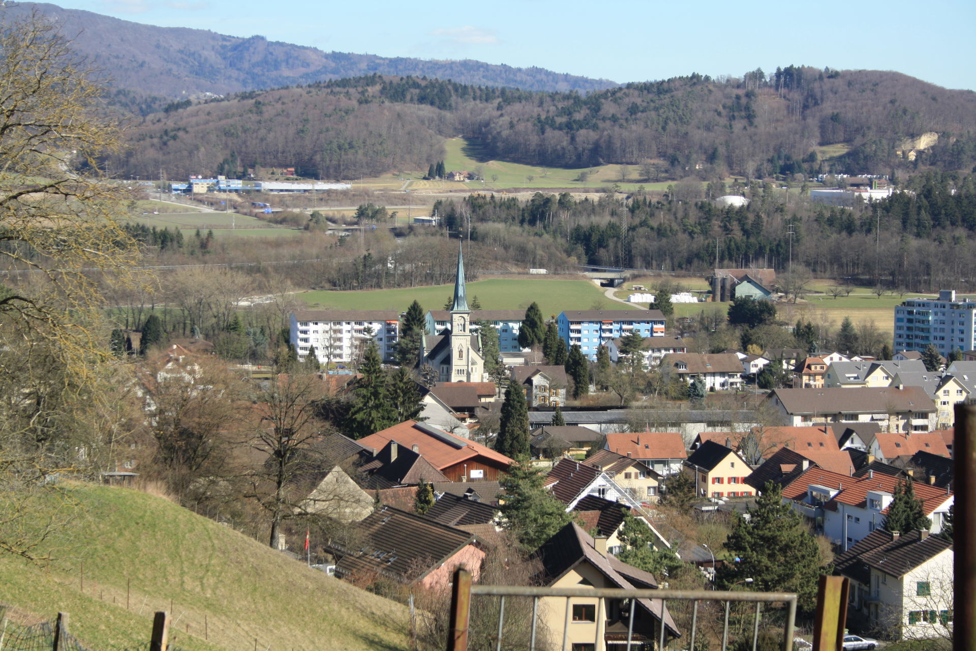 Blick uf de alti Dorfteil vo Noiehof mit de römisch-katholische…