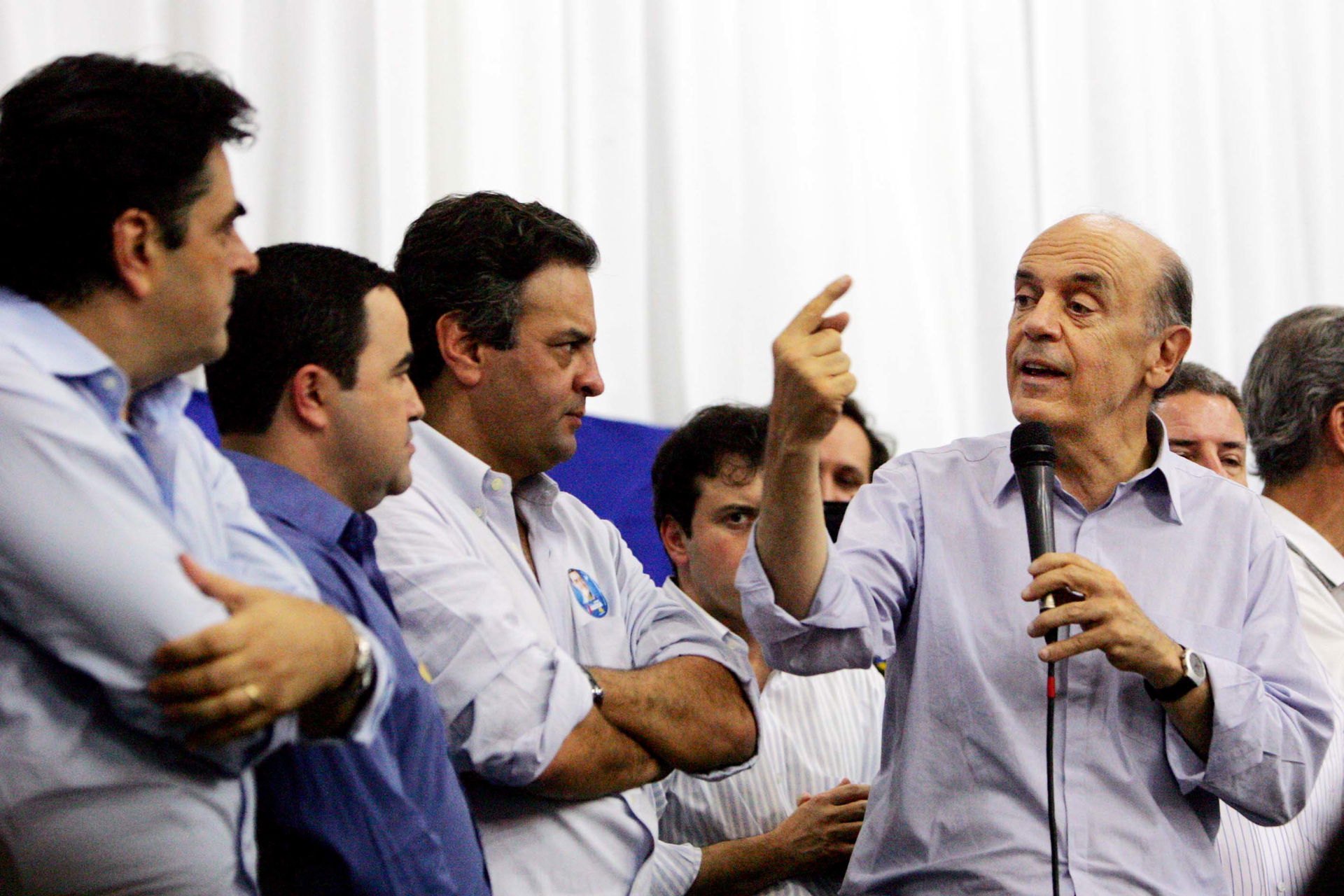 19/07/2010 - Aécio Neves e Vladimir Azevedo ouvem o discurso de…