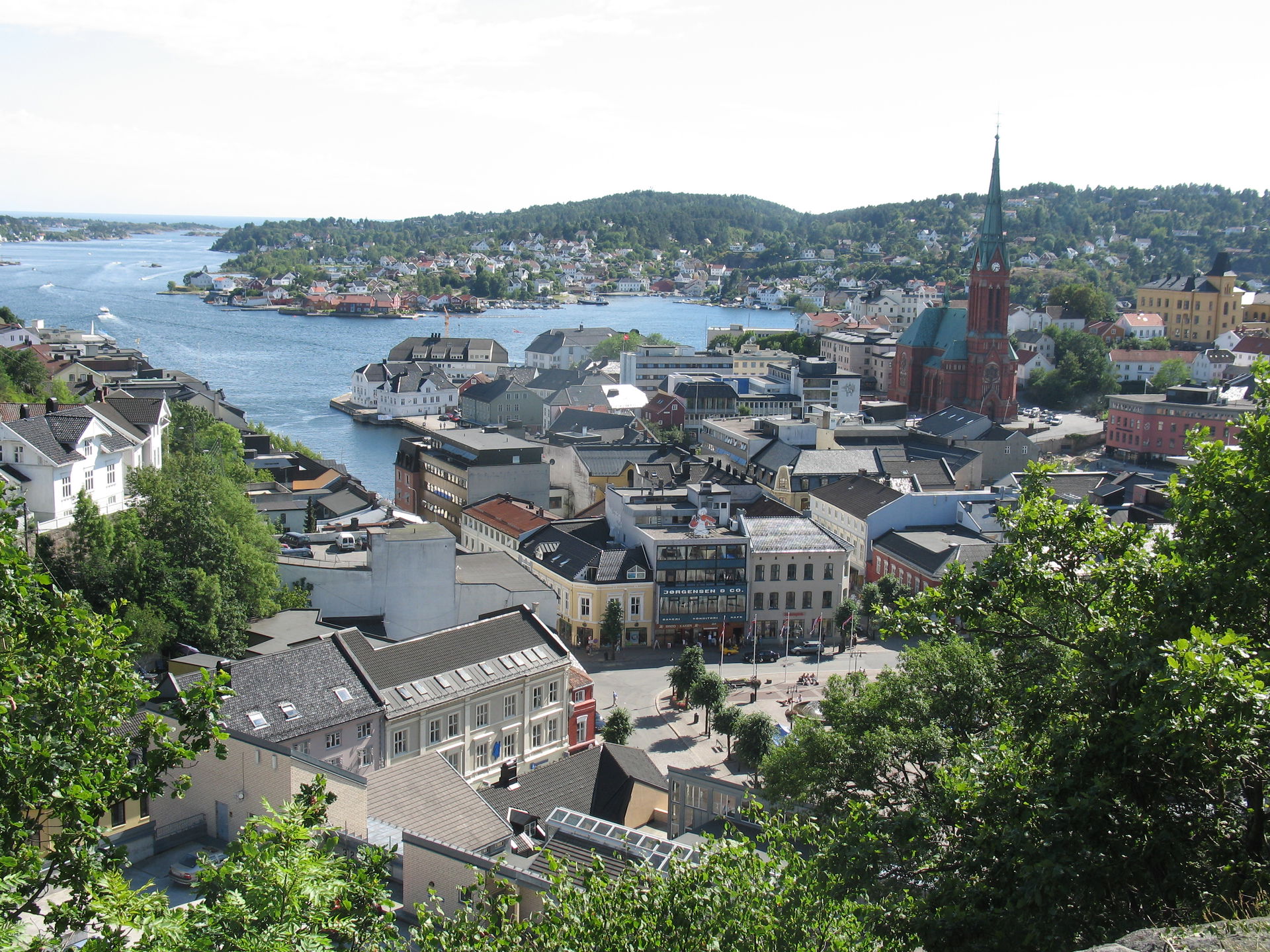 Utsikt over Arendal sentrum. Pollen og Torvet midt i bildet. Tr…