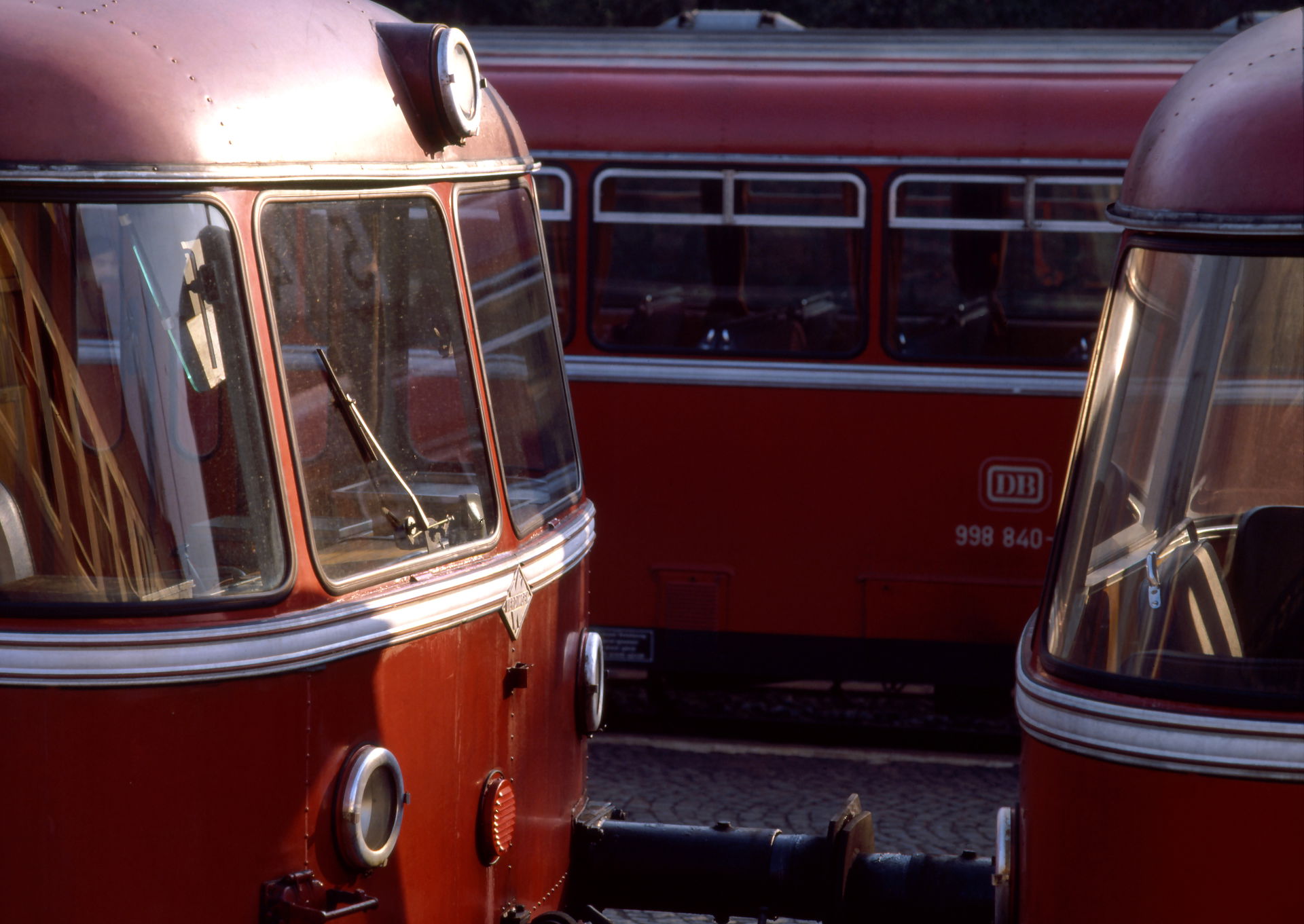 Schienenbusse der Baureihe 798 bzw. 998 im Bahnhof Heldenbergen…